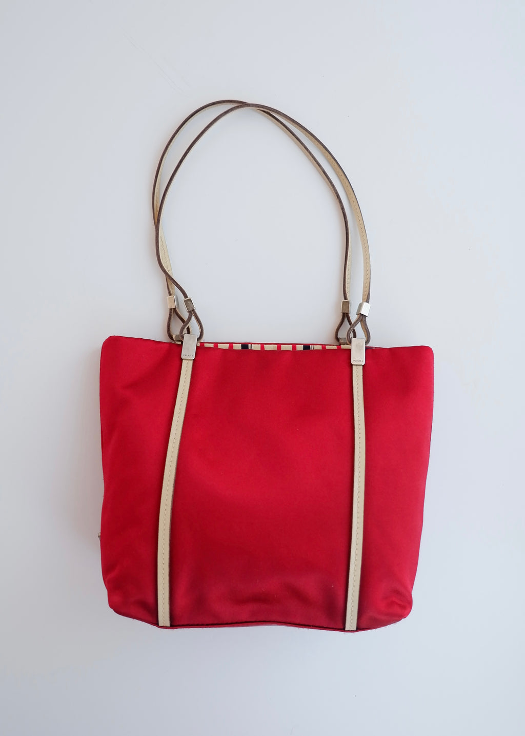 Sac micro cabas Prada authentique d'occasion en satin rouge