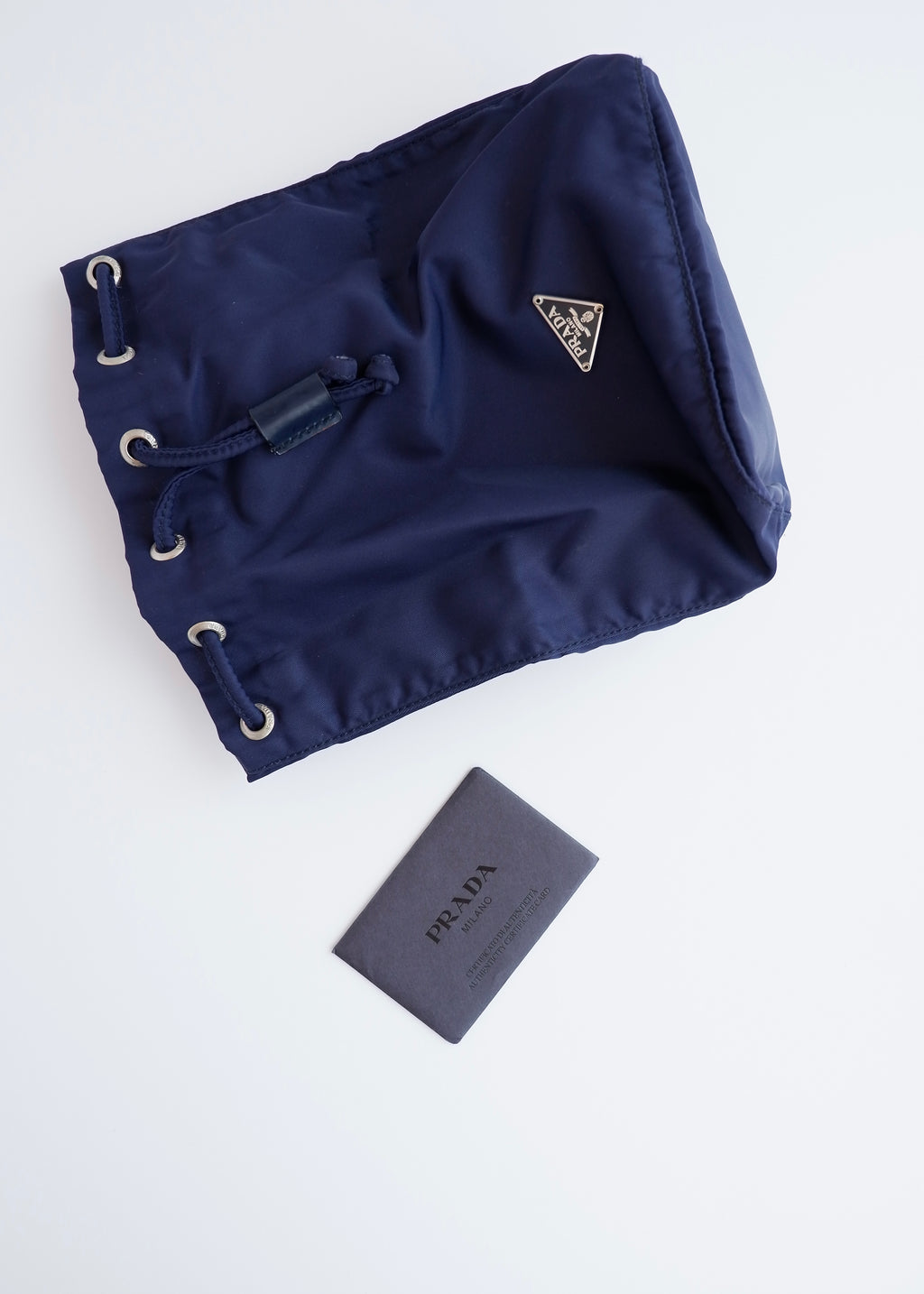 Pochette authentique d'occasion Prada en nylon bleu marine avec cordon de serrage