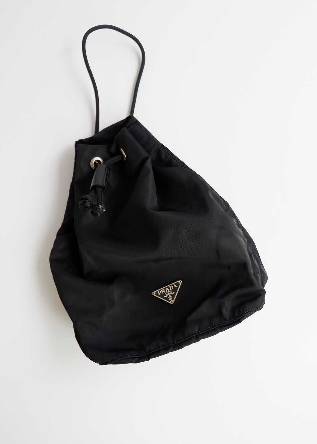 Authentique Pochette Prada en Nylon Noir avec Cordon de Serrage d'occasion