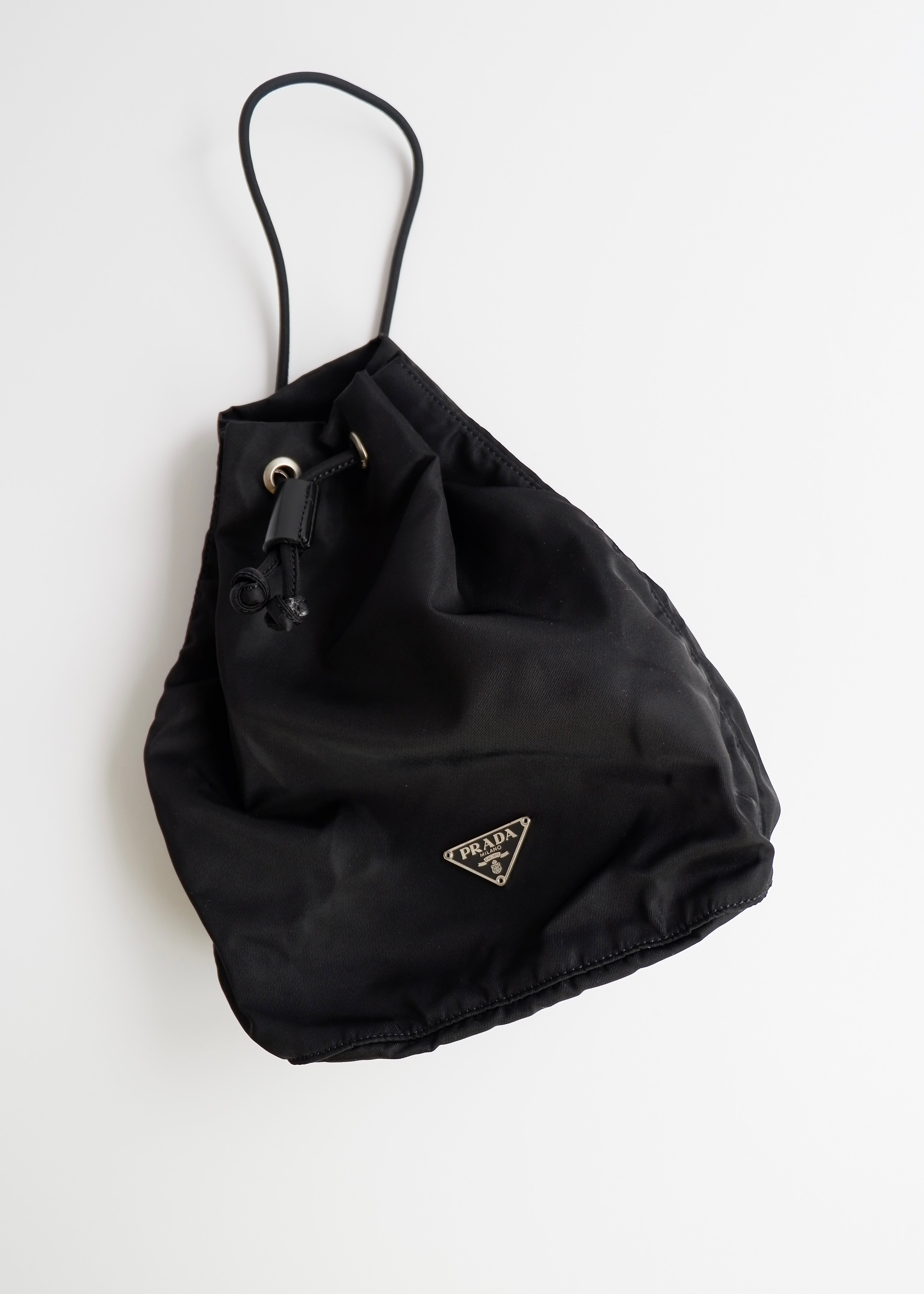 Authentique Pochette Prada en Nylon Noir avec Cordon de Serrage d'occasion
