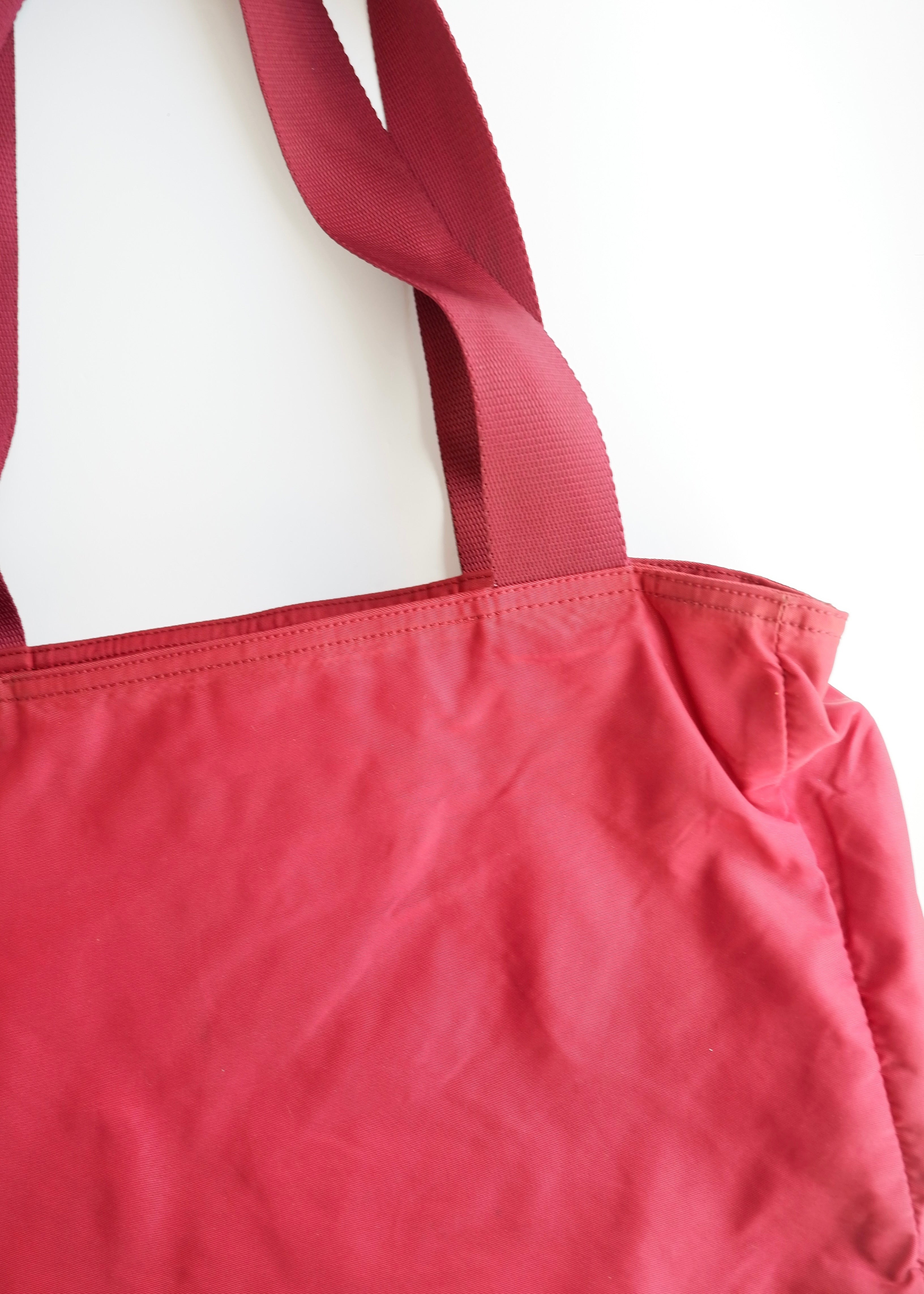 Sac fourre-tout Prada authentique d'occasion en nylon rouge