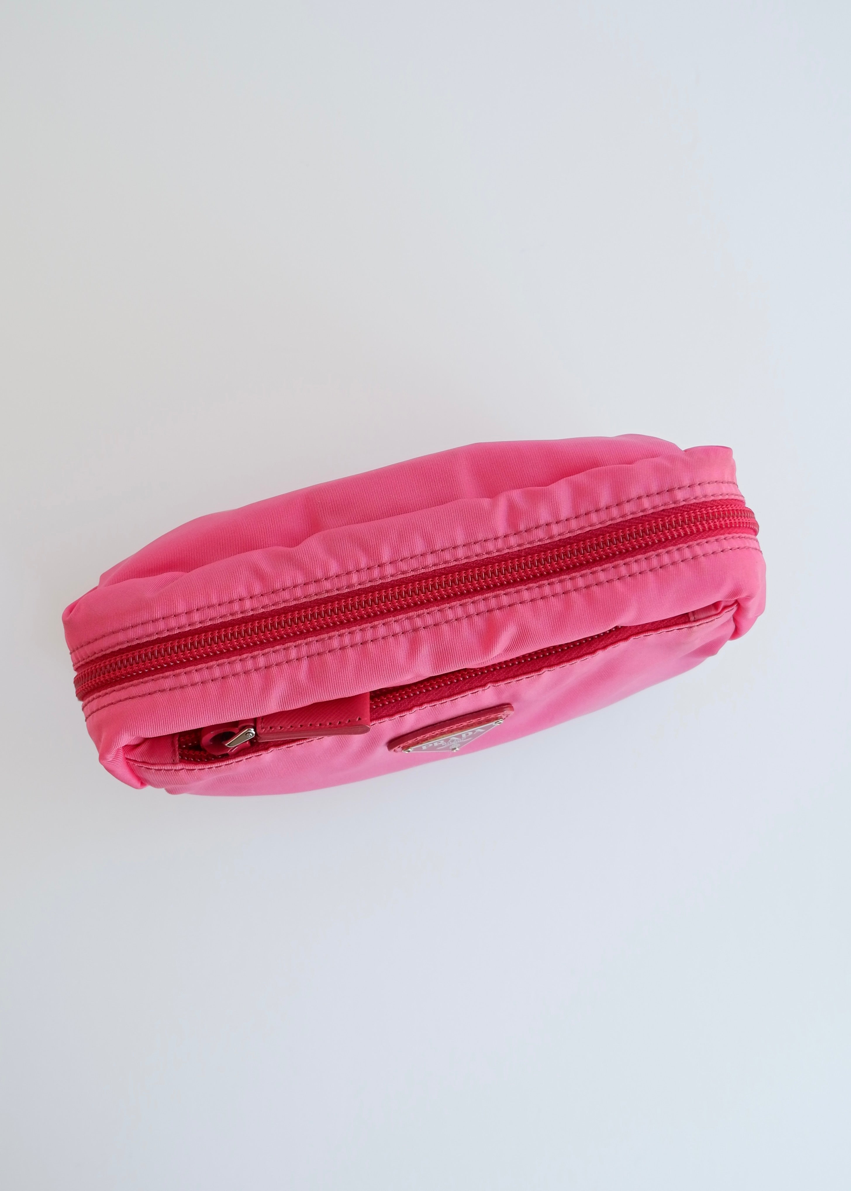 Pochette Prada authentique d'occasion en nylon rose