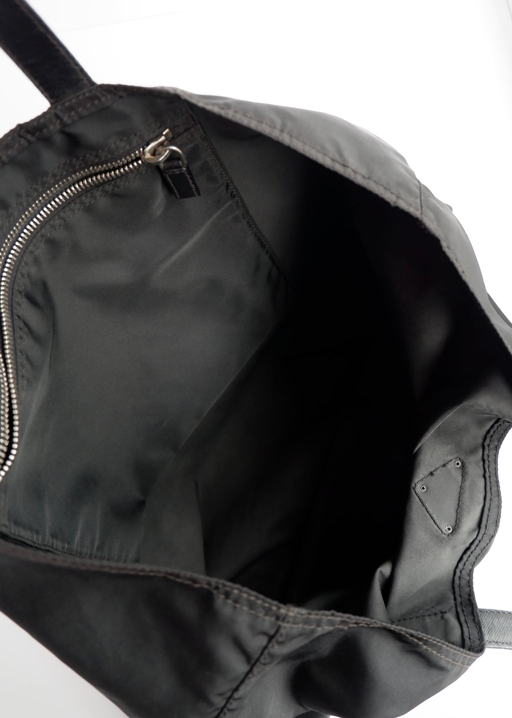 Sac cabas Prada authentique en nylon noir d'occasion