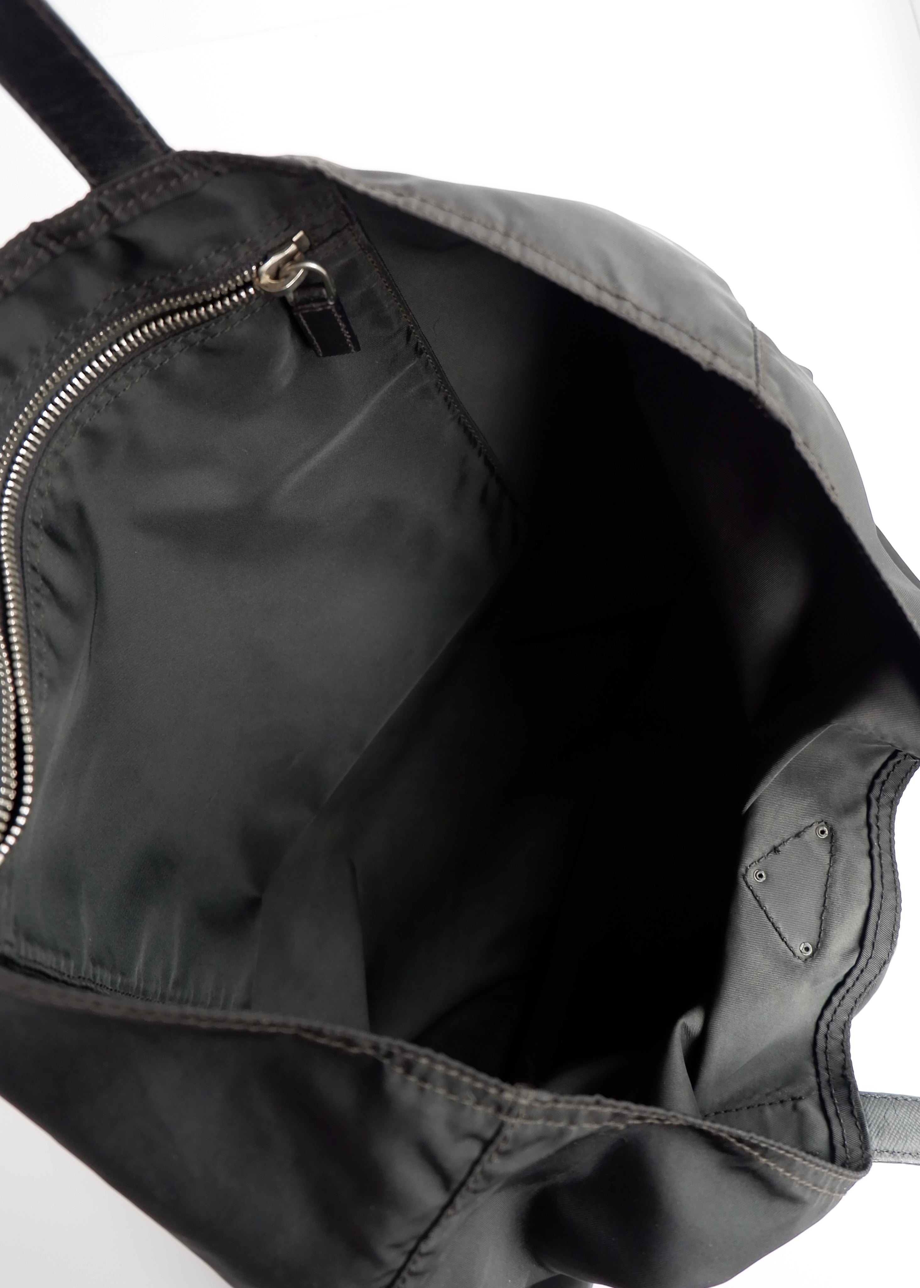 Sac cabas Prada authentique en nylon noir d'occasion