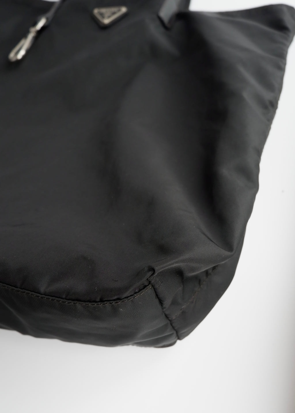 Sac cabas Prada authentique en nylon noir d'occasion