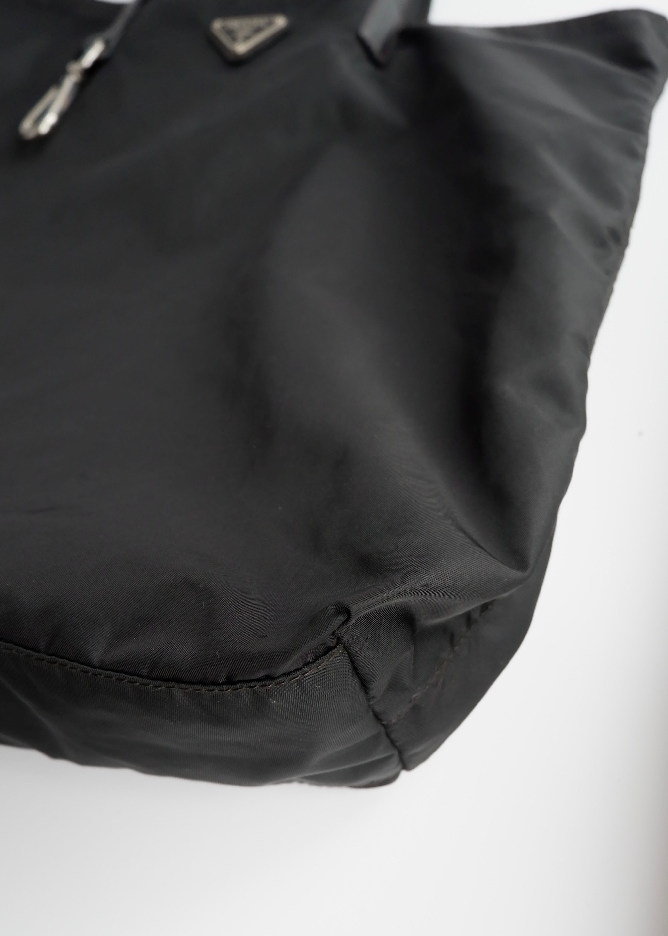 Sac cabas Prada authentique en nylon noir d'occasion