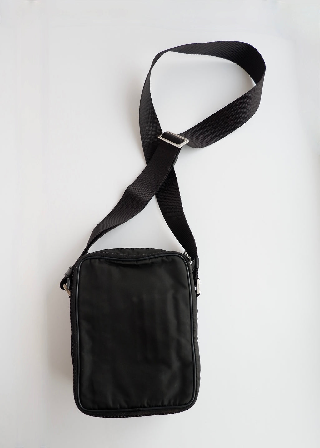Sac bandoulière Prada en nylon noir authentique d'occasion