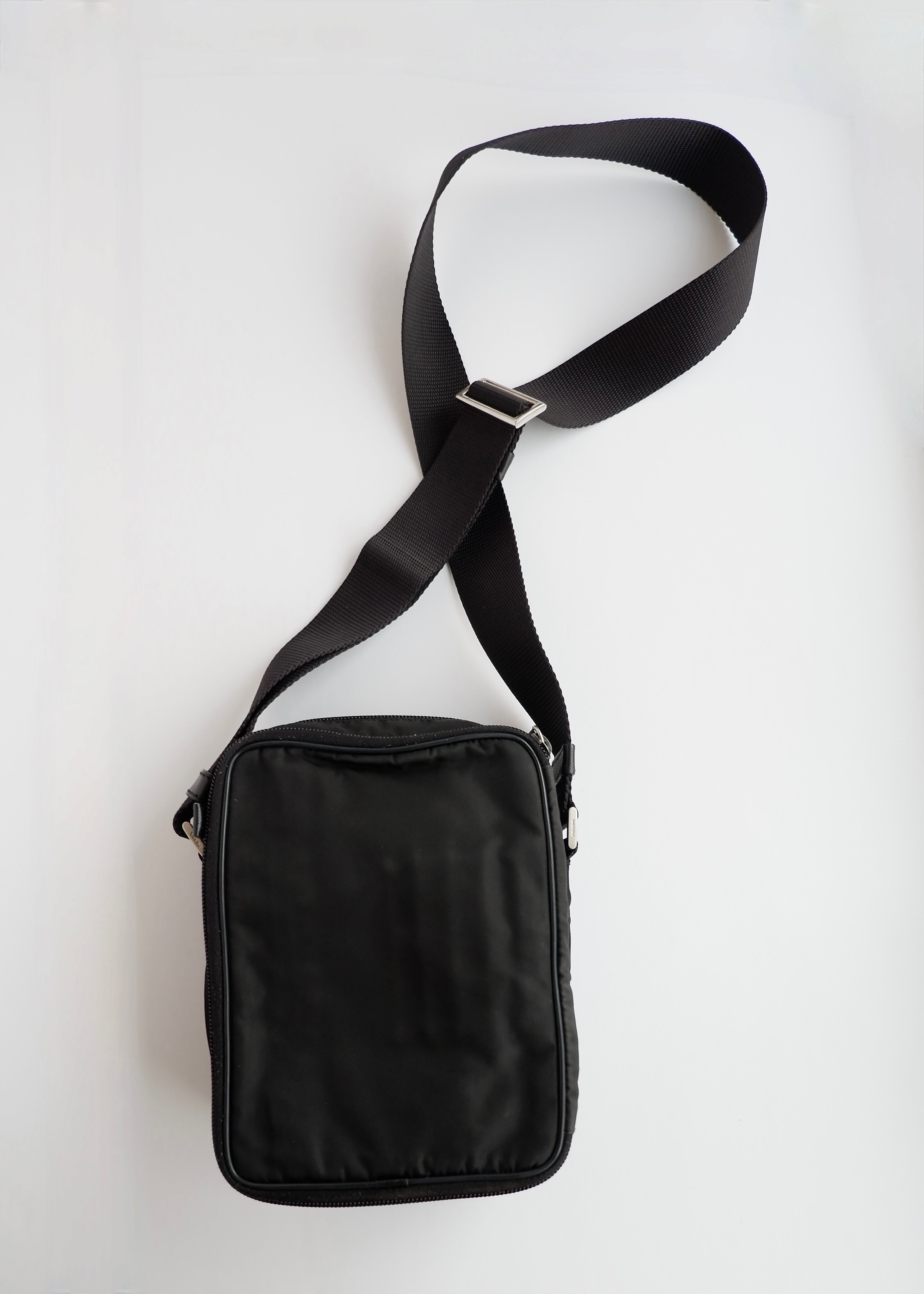 Sac bandoulière Prada en nylon noir authentique d'occasion