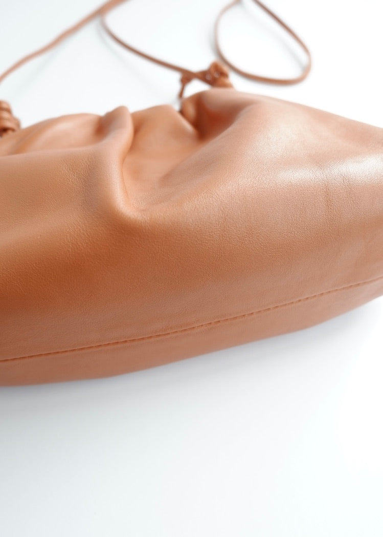 Authentique sac bandoulière Bottega Veneta Mini Pouch en cuir marron d'occasion