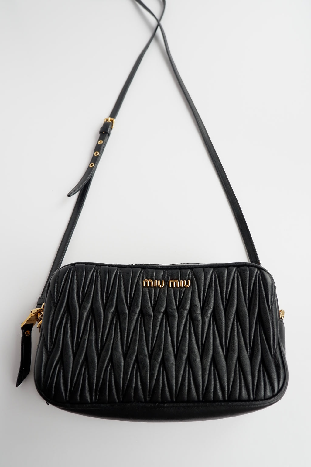 Sac bandoulière Miu Miu en cuir noir authentique d'occasion