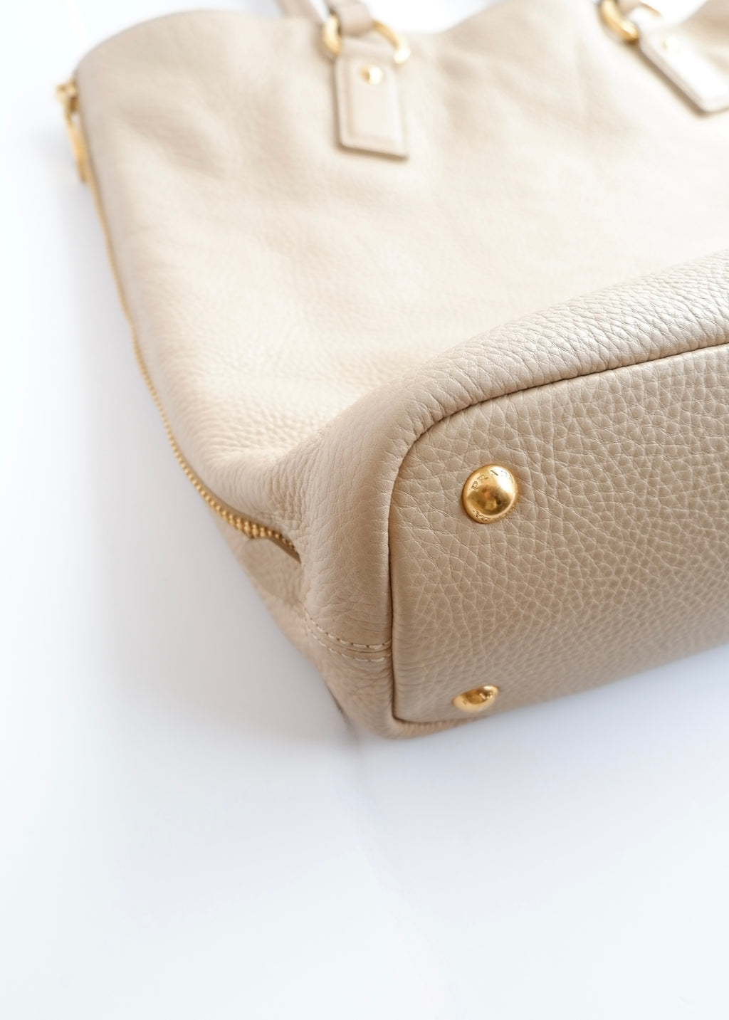 Sac cabas Prada en cuir beige, authentique et d'occasion