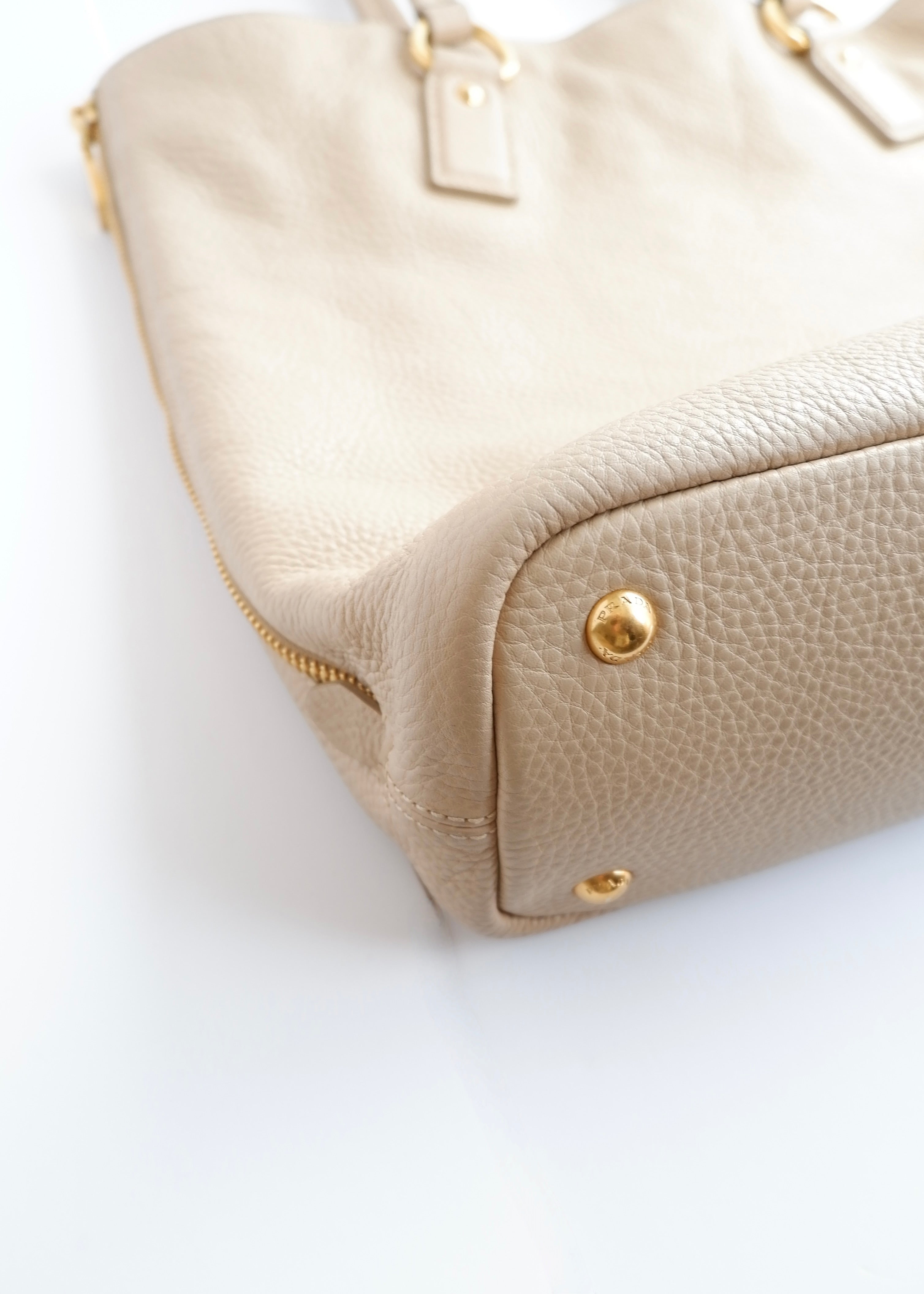 Sac cabas Prada en cuir beige, authentique et d'occasion