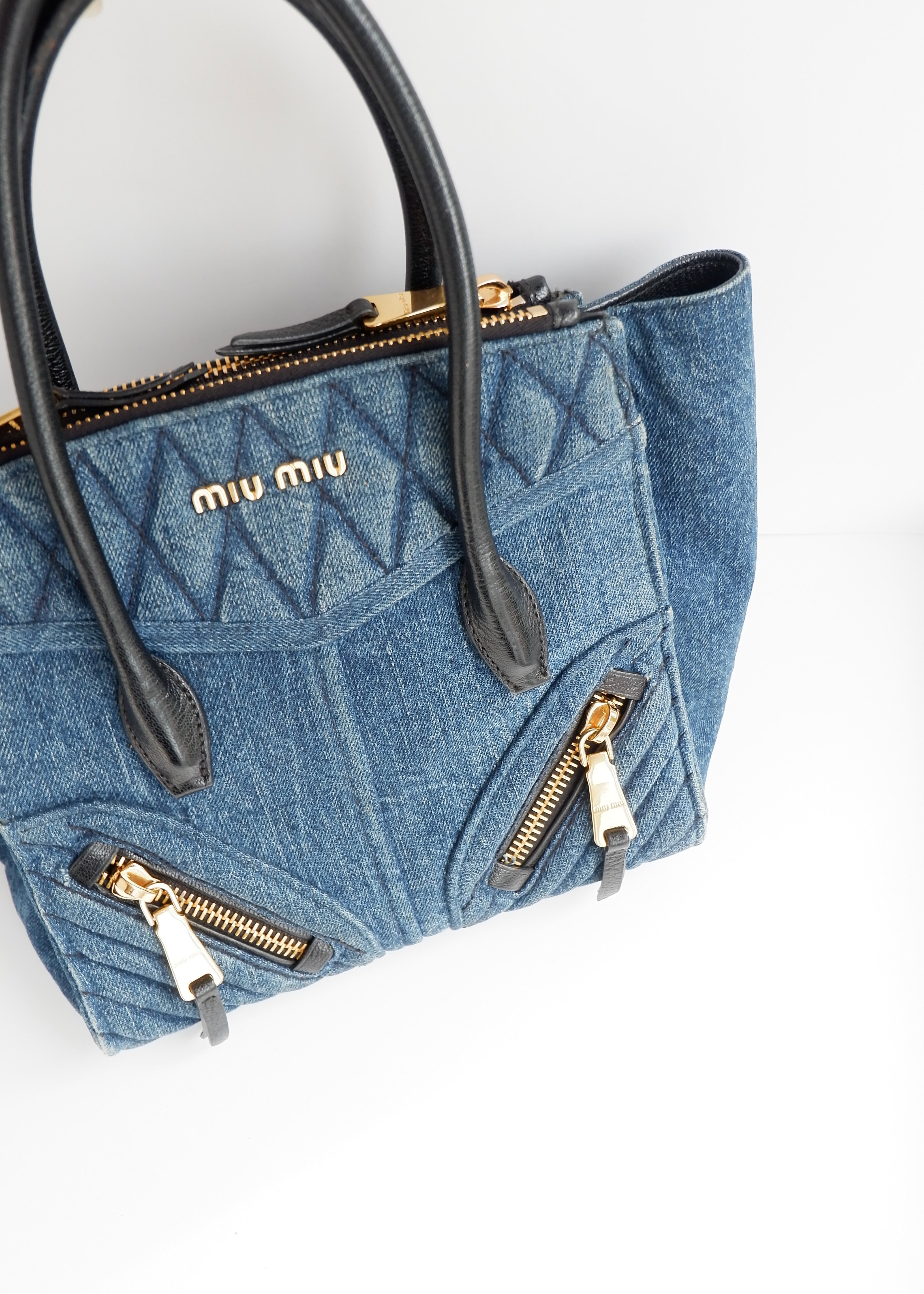 Sac Miu Miu authentique d'occasion en jean à poignée et à deux voies