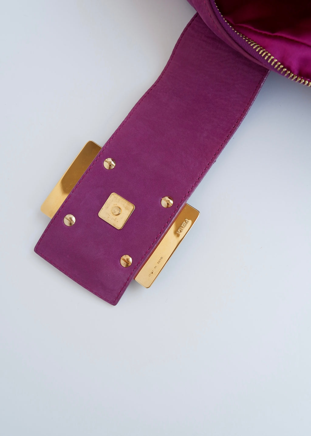 Authentique sac porté épaule Fendi hobo en daim magenta d'occasion