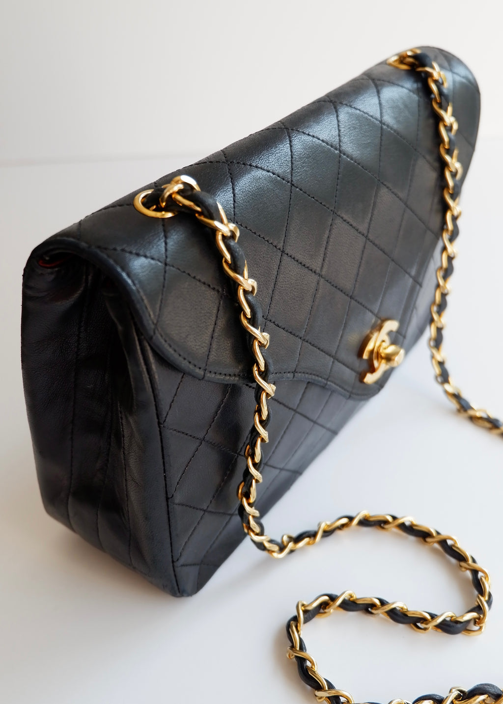 Authentique sac Chanel vintage d'occasion en agneau noir à rabat simple avec quincaillerie dorée