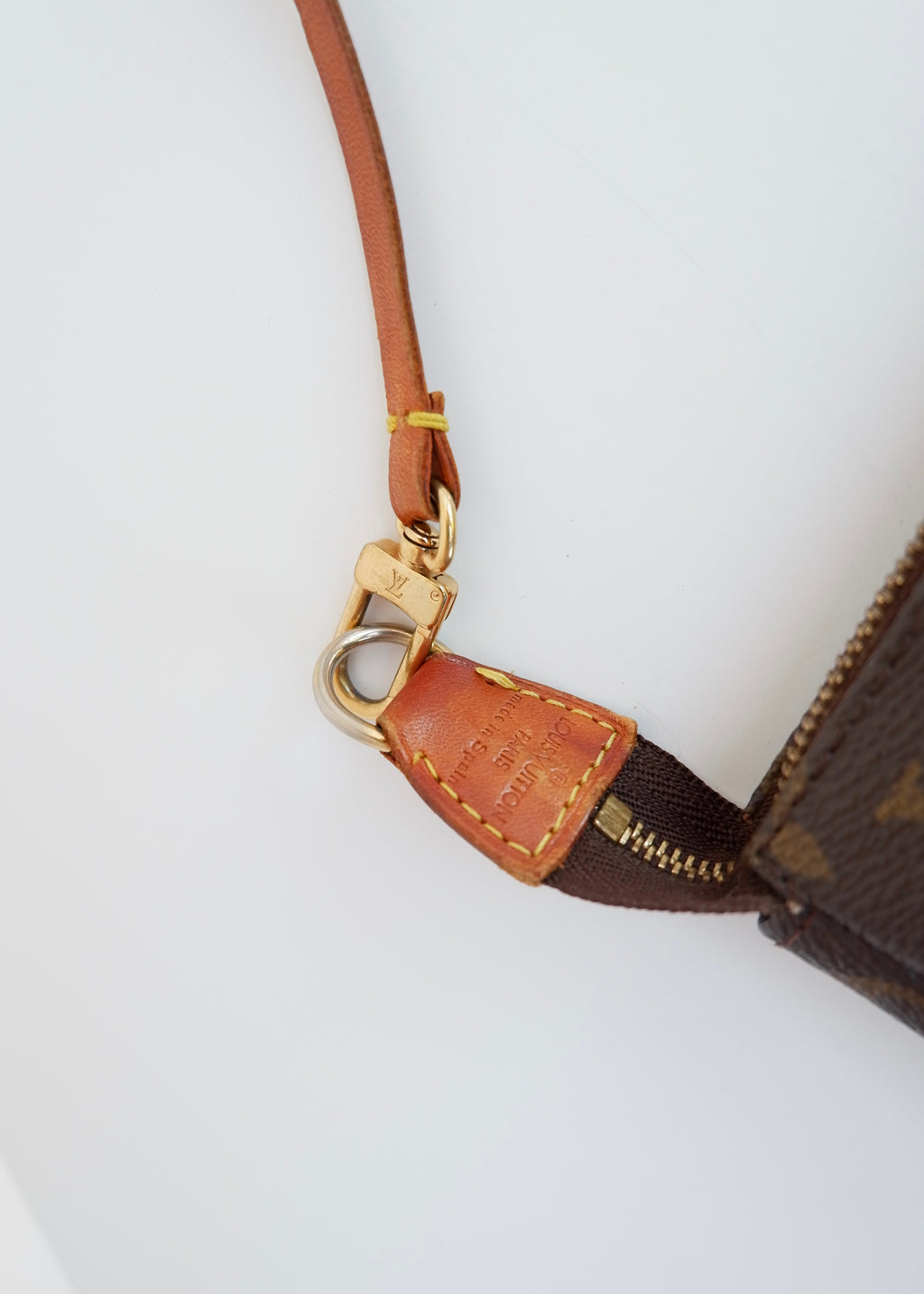Authentique sac Louis Vuitton Pochette Accessoires monogrammé d'occasion (avec bandoulière)