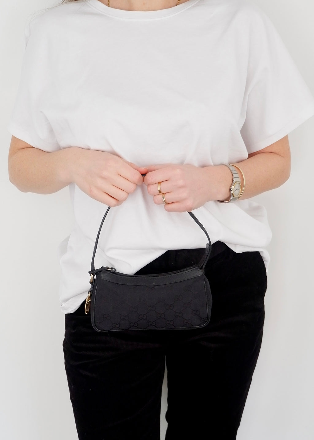 Authentique Sac Micro à Bandoulière Gucci en Toile GG Noire avec Breloque Dorée d'occasion