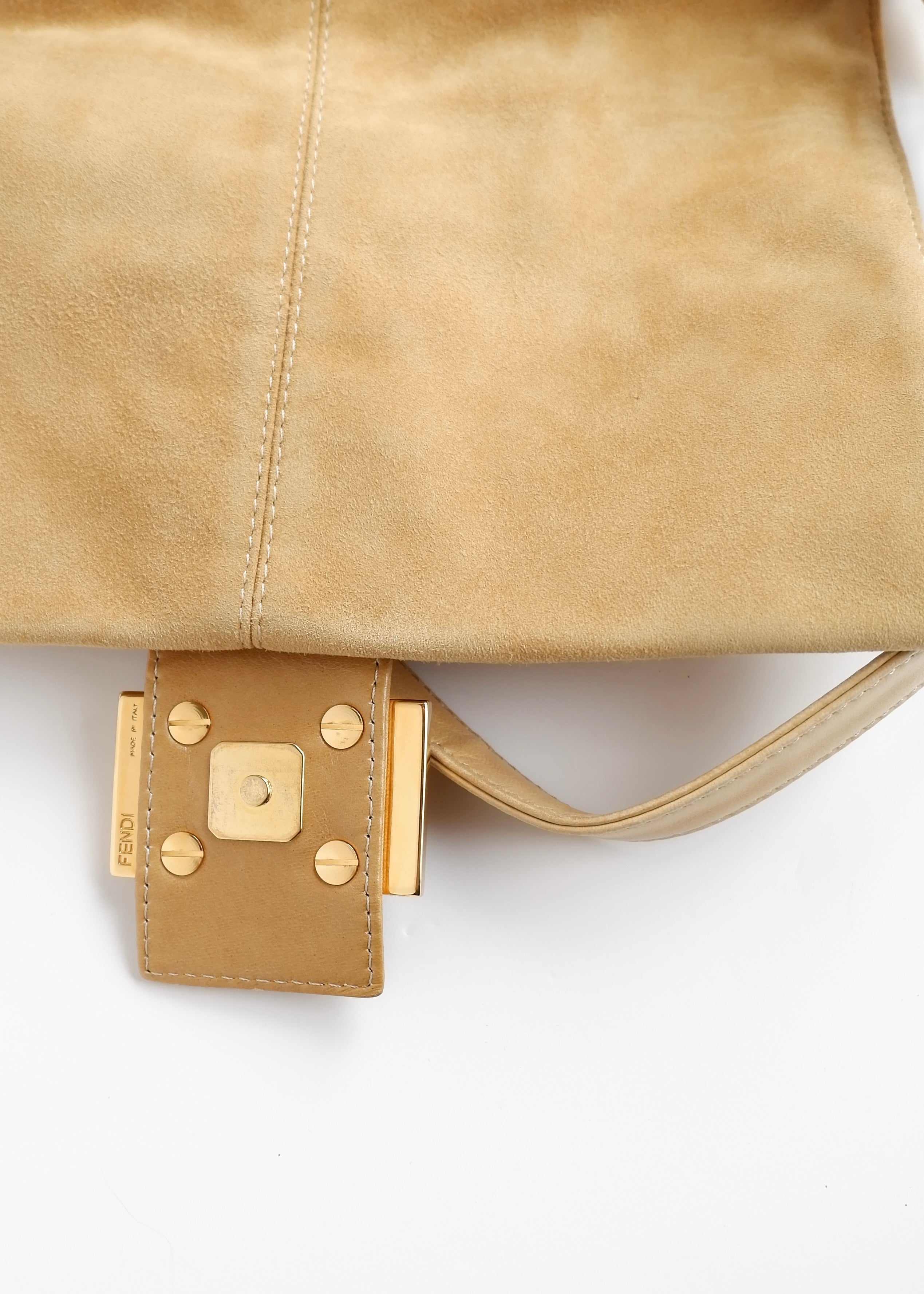 Sac à bandoulière Fendi Mamma Baguette en daim beige d'occasion authentique