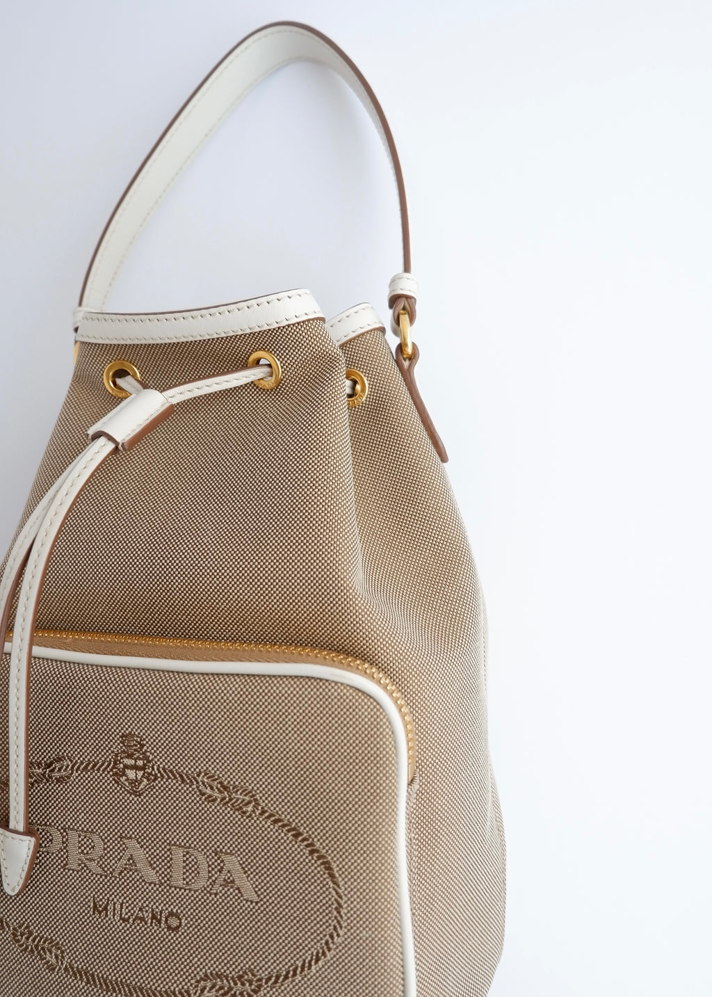 Sac seau à cordon Prada d'occasion authentique en toile beige