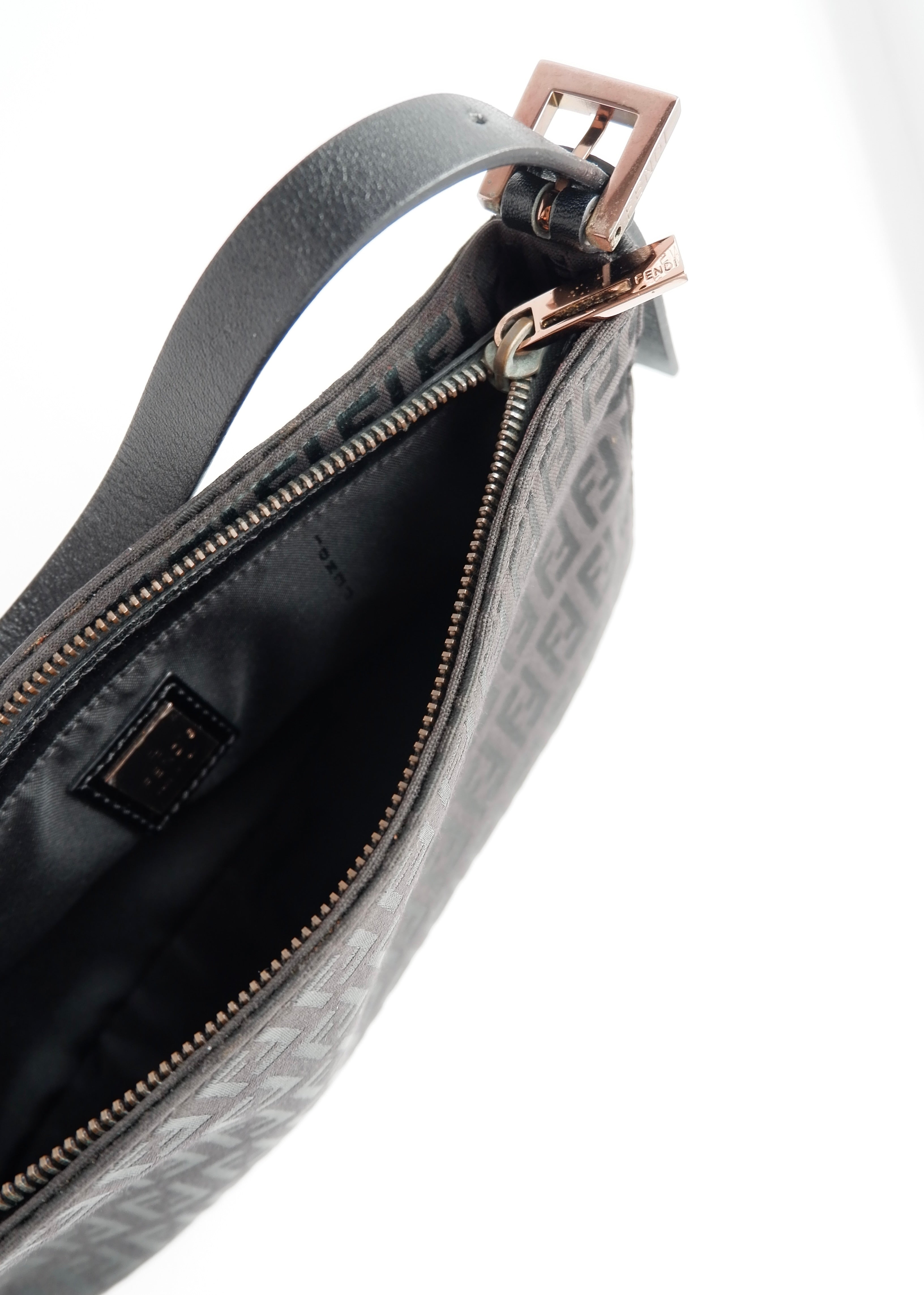 Authentique sac porté épaule Fendi Zucchino en toile noire d'occasion