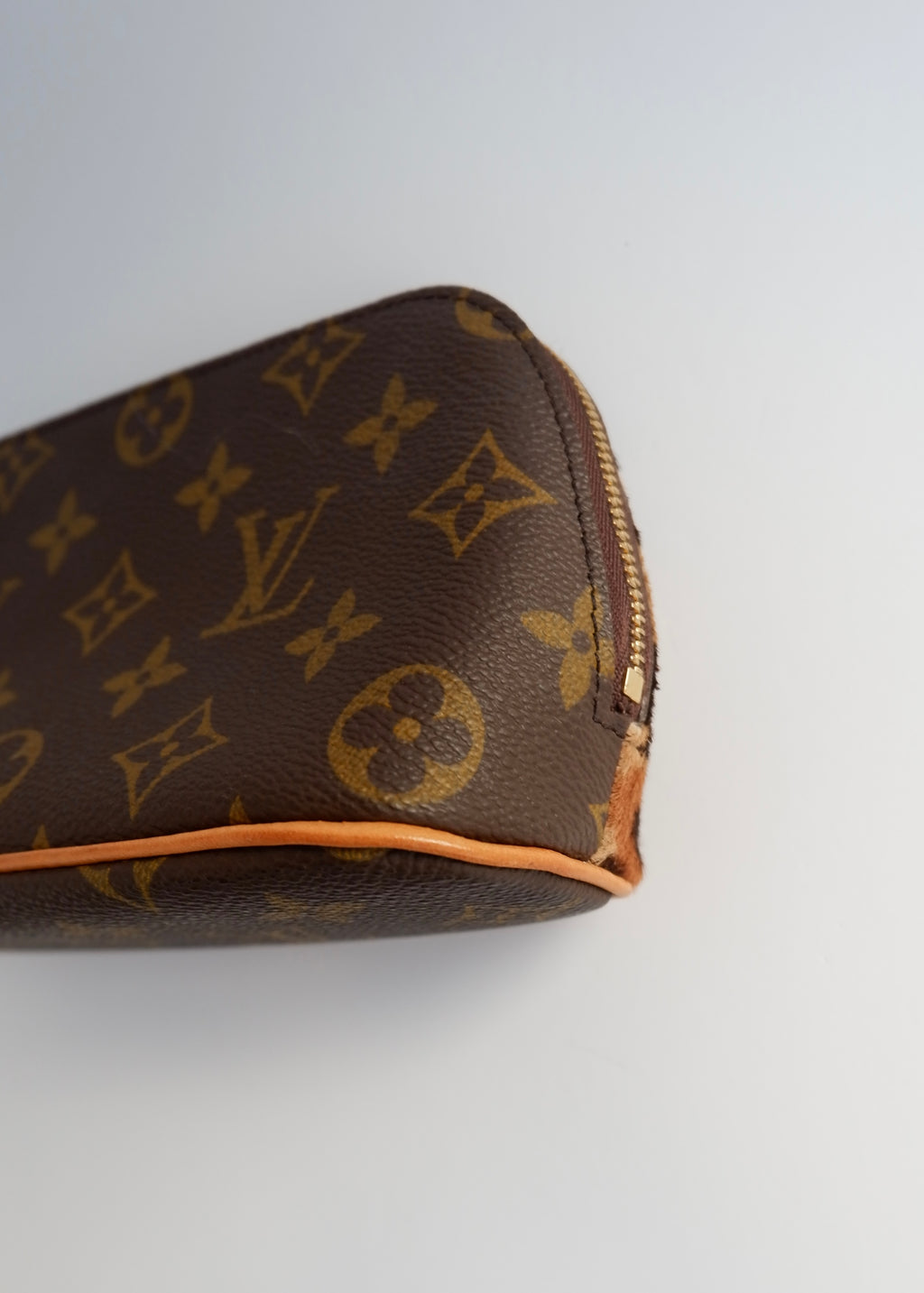 Trousse de toilette Louis Vuitton x ALAÏA authentique d'occasion, toile Monogram/crin de poney imprimé animal