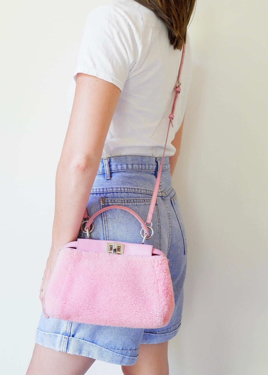 Authentique sac Fendi Peekaboo petit modèle en shearling rose et cuir, d'occasion