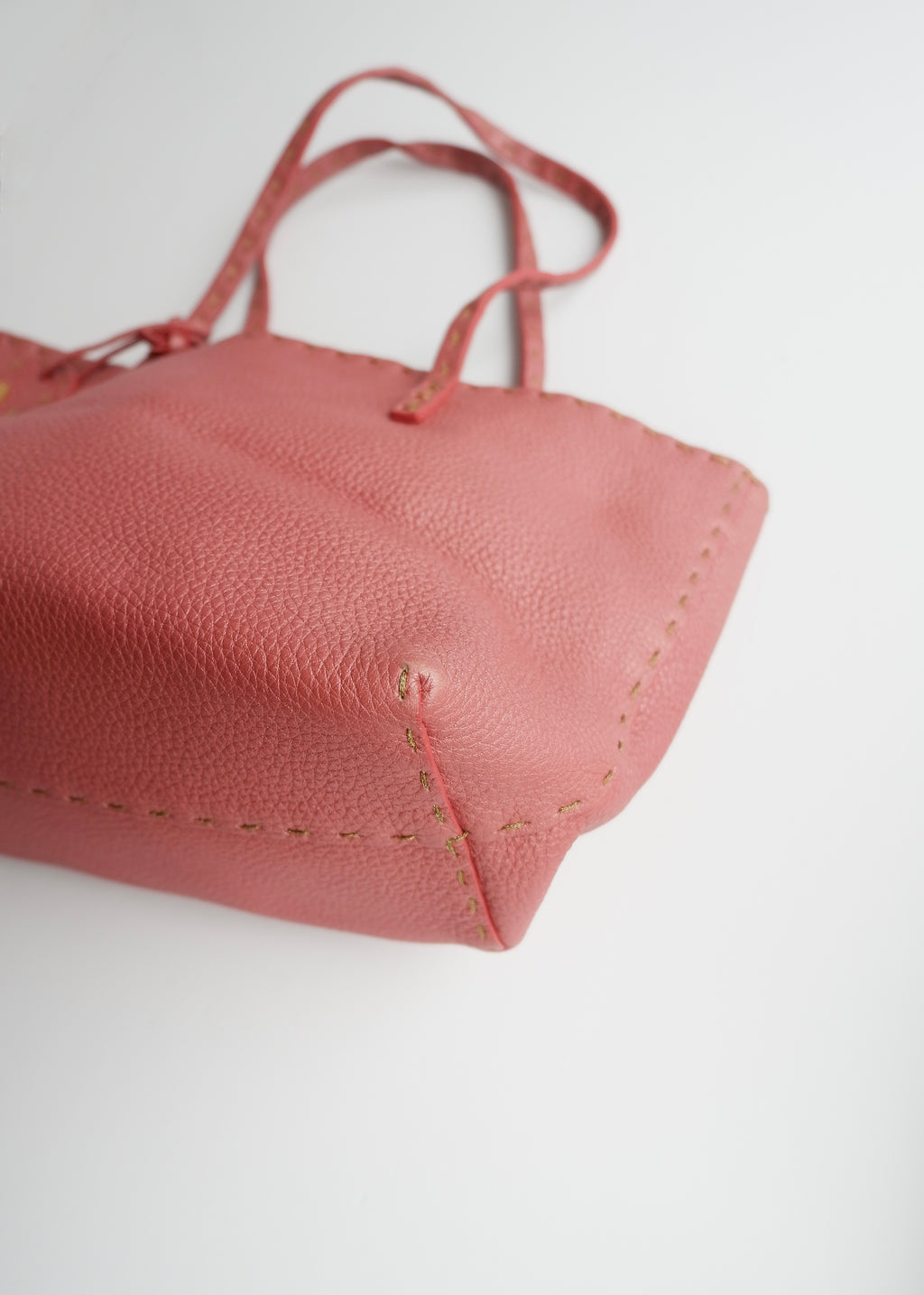 Sac à main Fendi Selleria en cuir rose authentique d'occasion, petite taille
