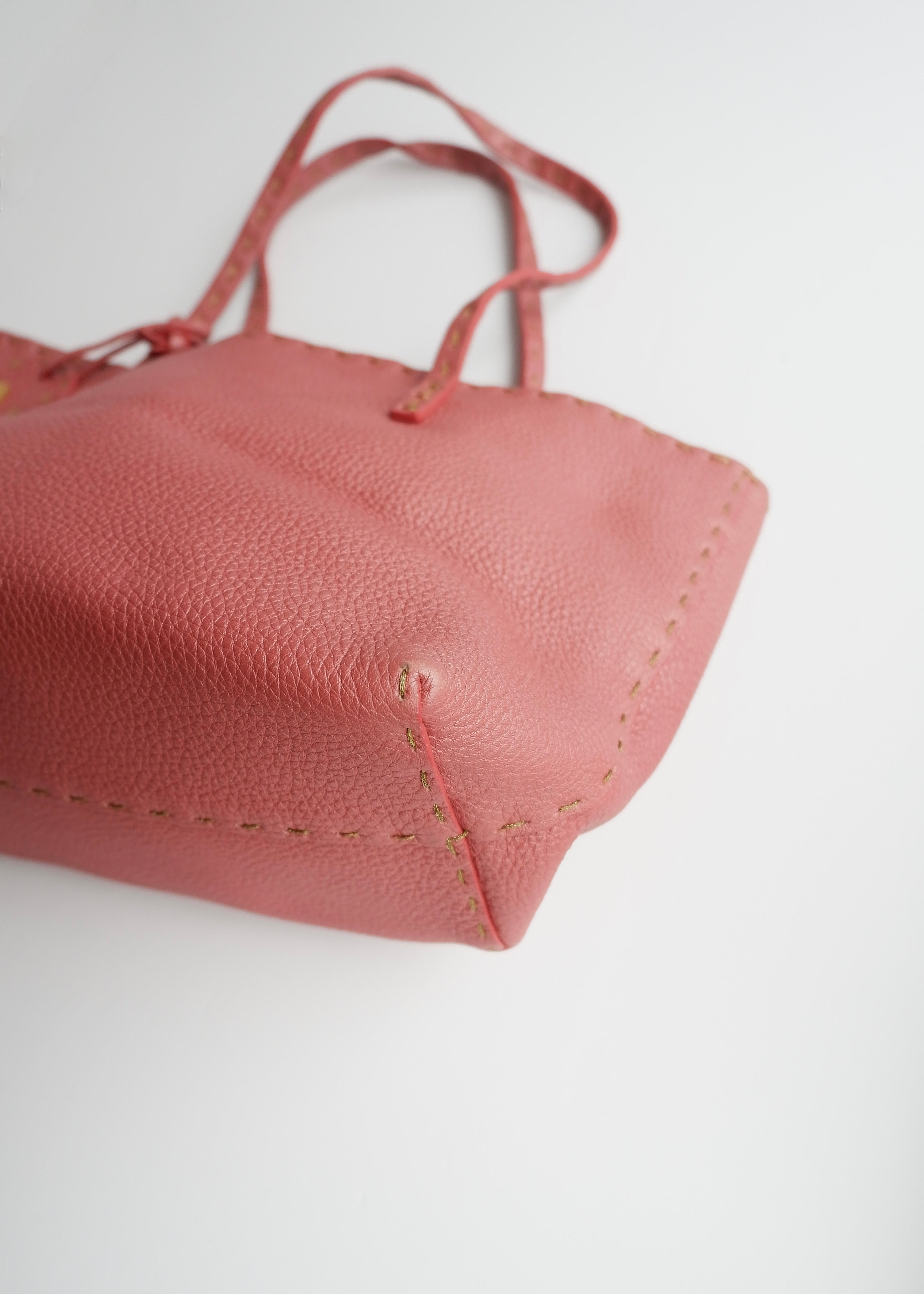 Sac à main Fendi Selleria en cuir rose authentique d'occasion, petite taille