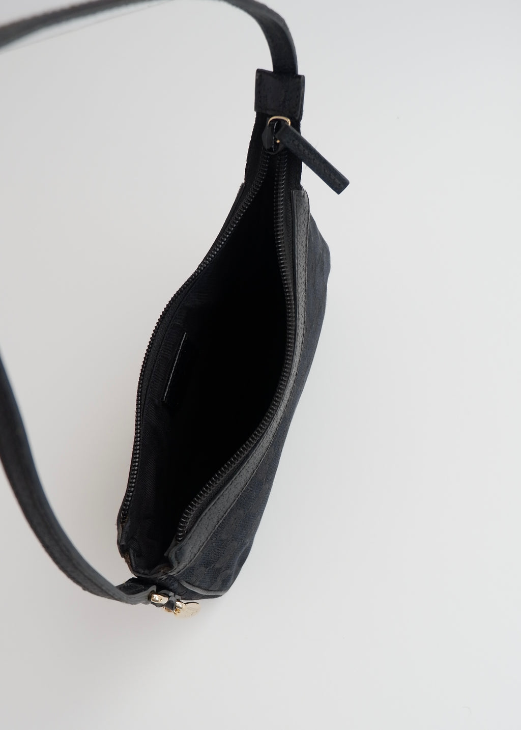 Authentique Sac Micro à Bandoulière Gucci en Toile GG Noire avec Breloque Dorée d'occasion