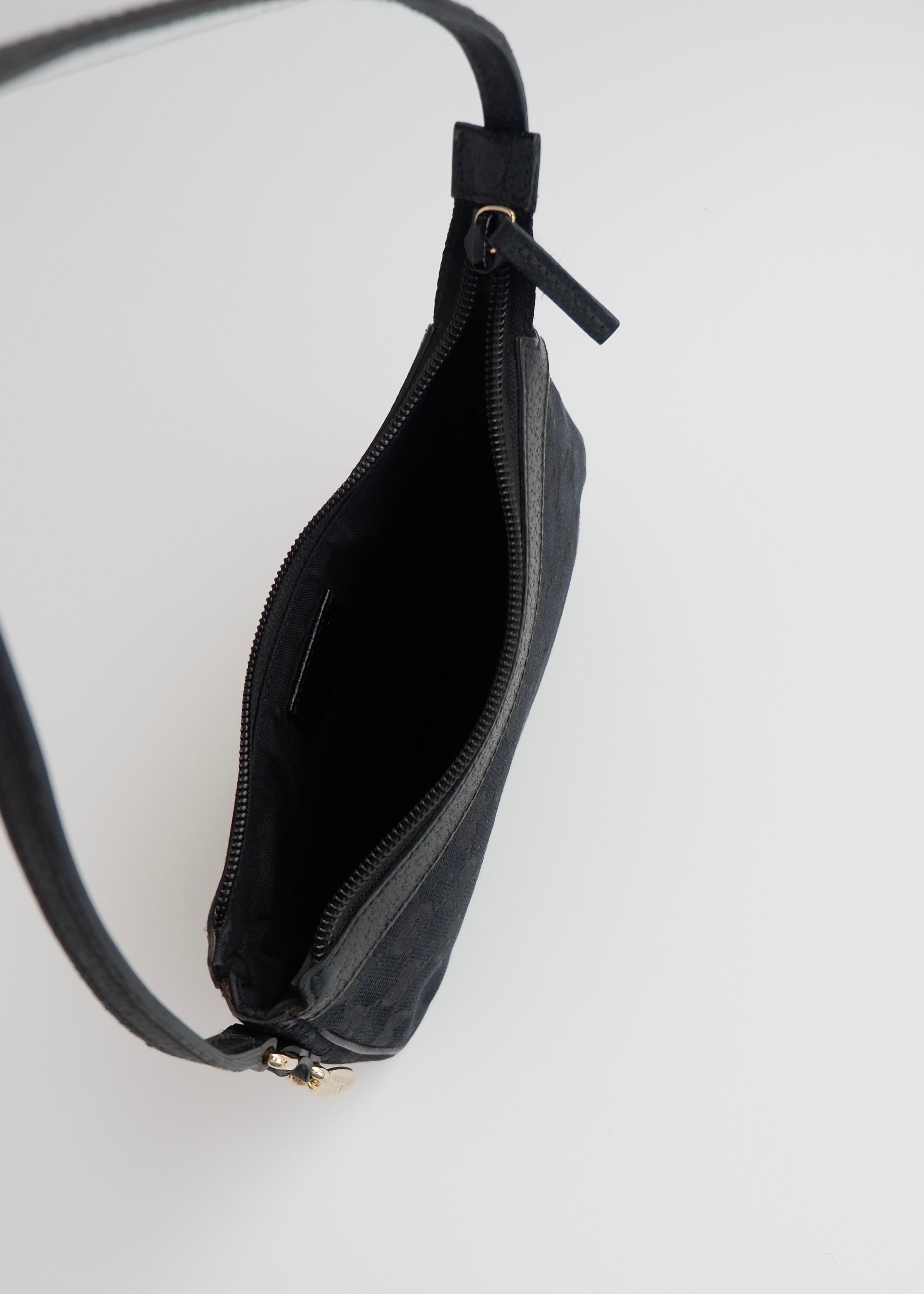 Authentique Sac Micro à Bandoulière Gucci en Toile GG Noire avec Breloque Dorée d'occasion