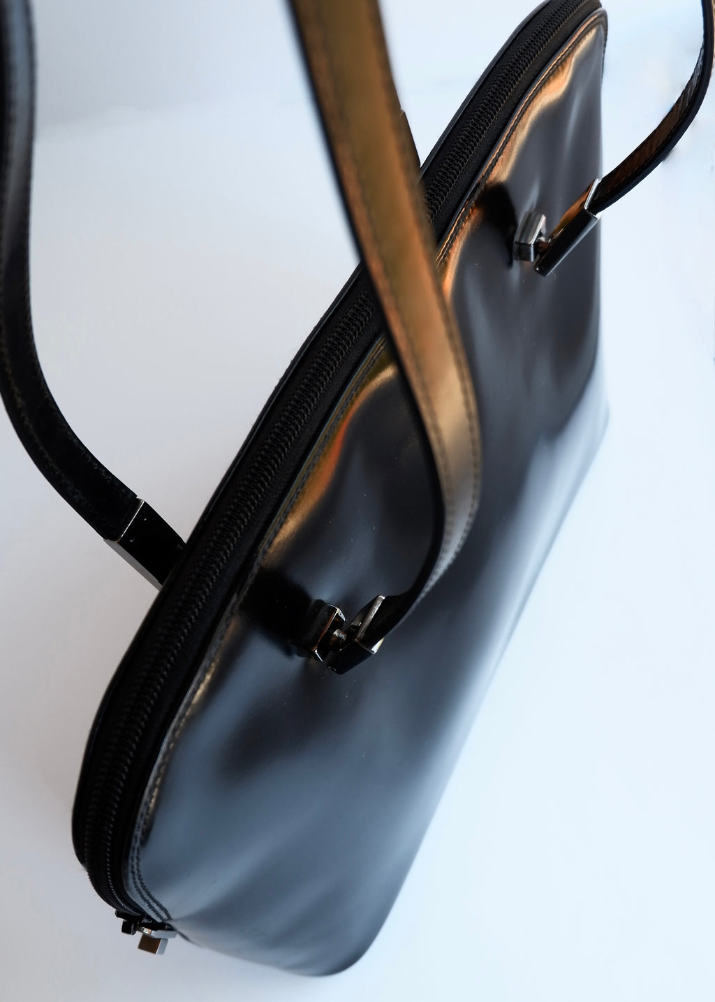 Sac bandoulière long Gucci authentique d'occasion en cuir verni noir