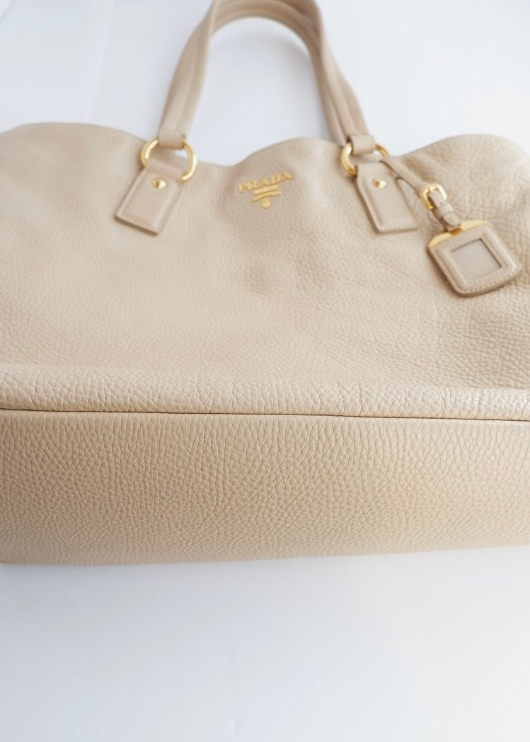 Sac cabas Prada en cuir beige, authentique et d'occasion
