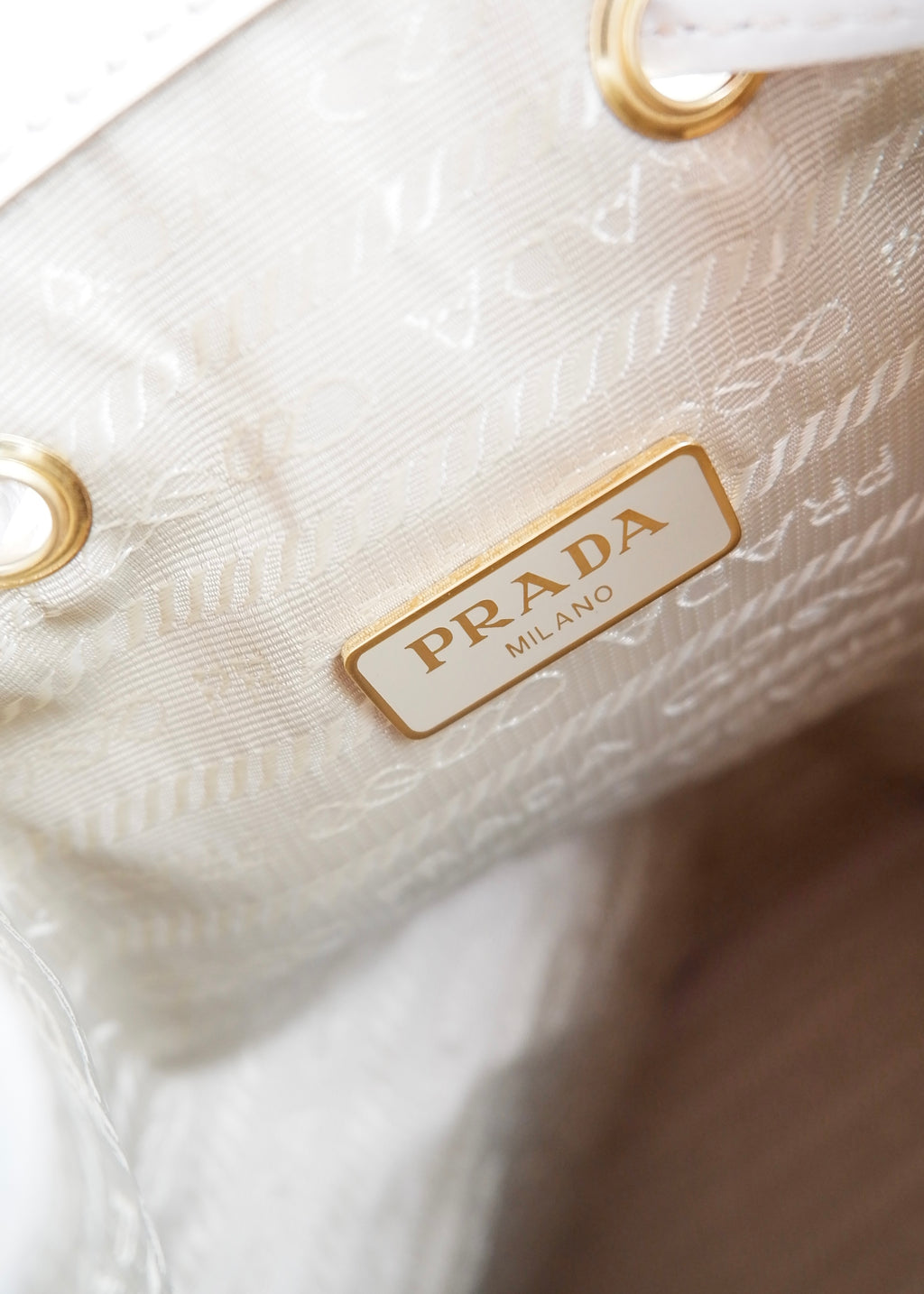 Sac seau à cordon Prada d'occasion authentique en toile beige