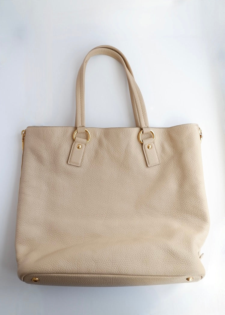 Sac cabas Prada en cuir beige, authentique et d'occasion