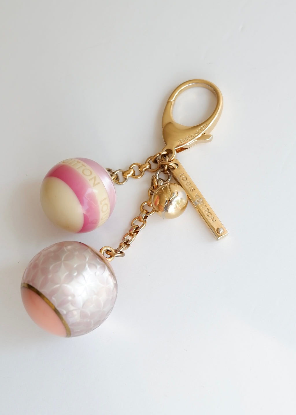 Authentique bijou de sac Louis Vuitton Mini Lin rose/doré d'occasion