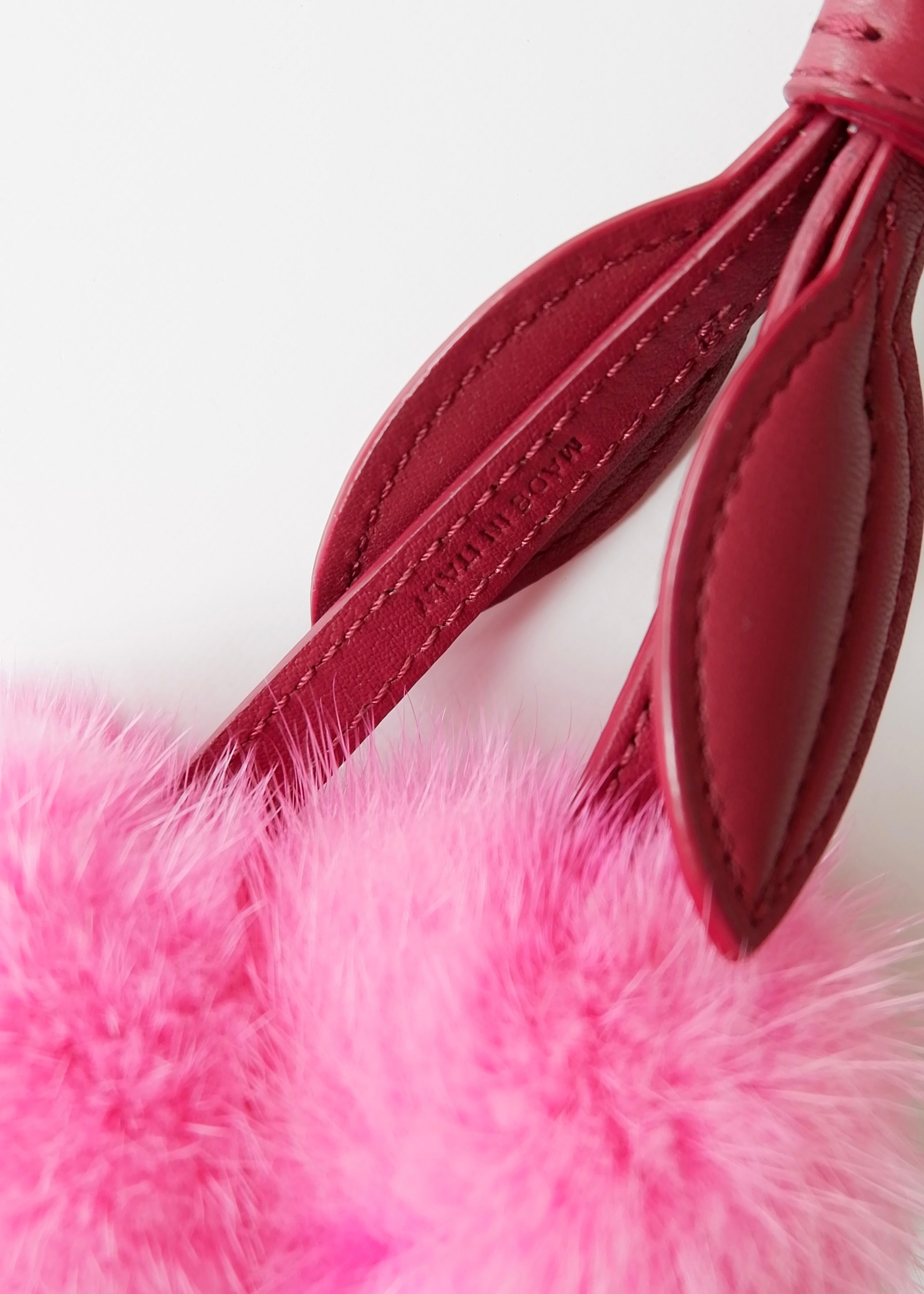 Authentique porte-clés de sac Fendi cerise en cuir et fourrure rose d'occasion