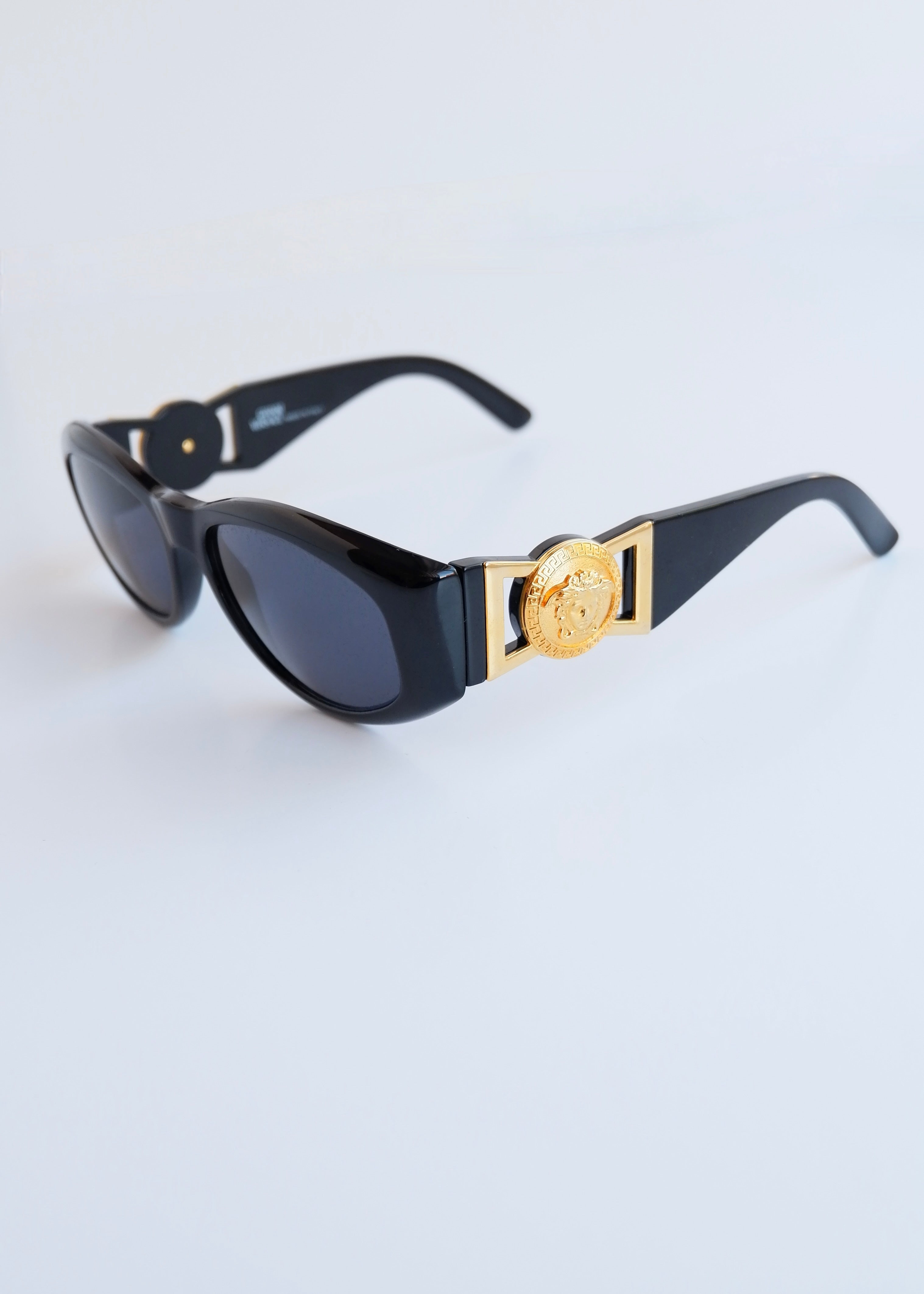 Authentiques lunettes de soleil vintage d'occasion Versace à monture carrée noire avec logo Méduse