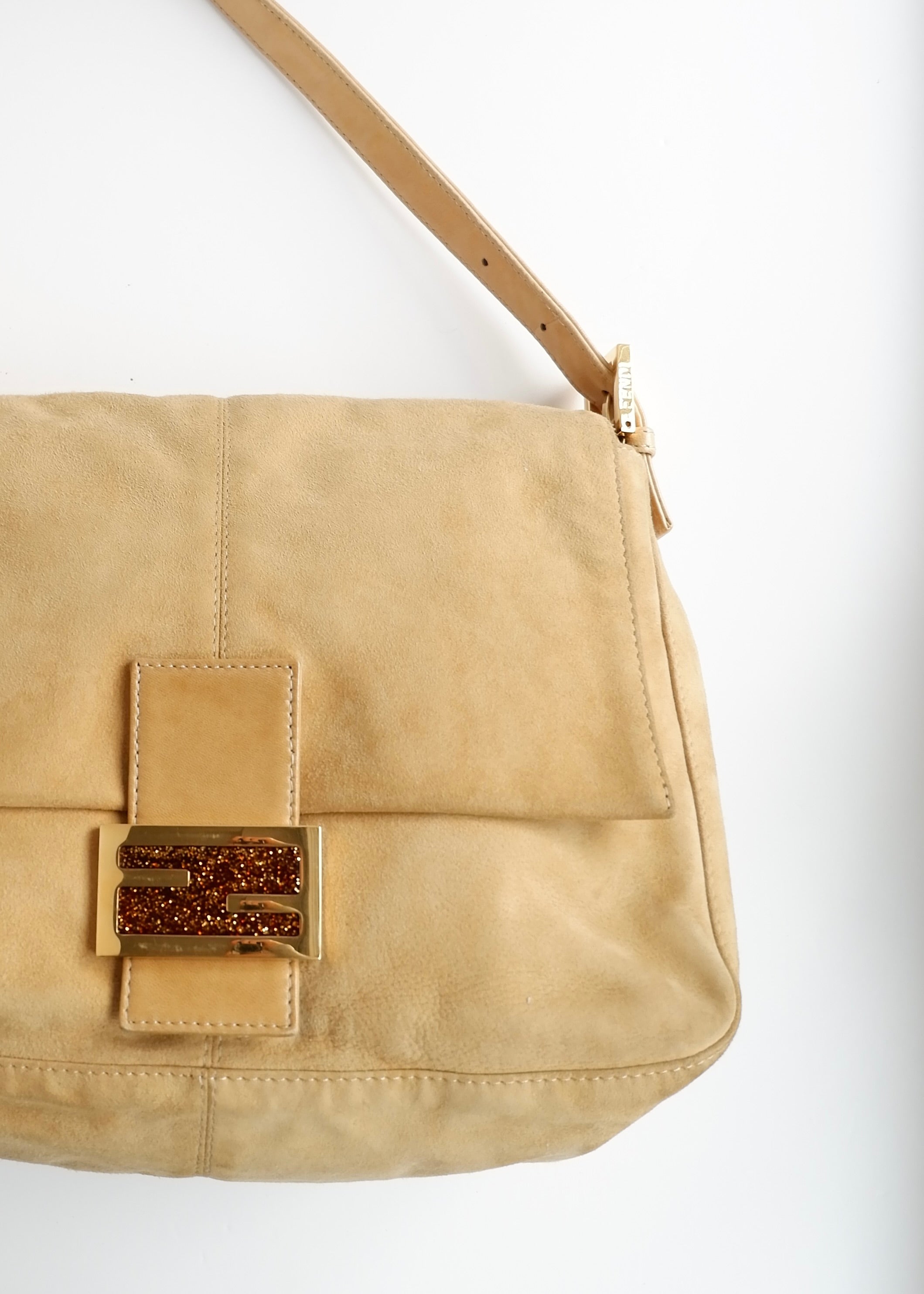 Sac à bandoulière Fendi Mamma Baguette en daim beige d'occasion authentique