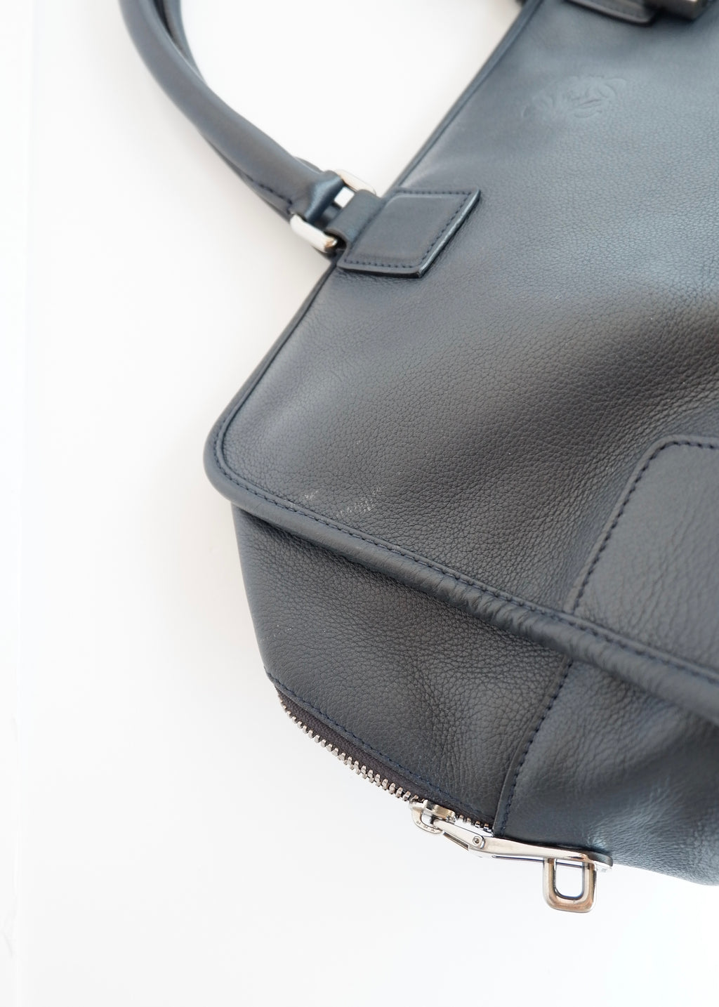 Sac à main Loewe Amazona authentique d'occasion en cuir bleu marine