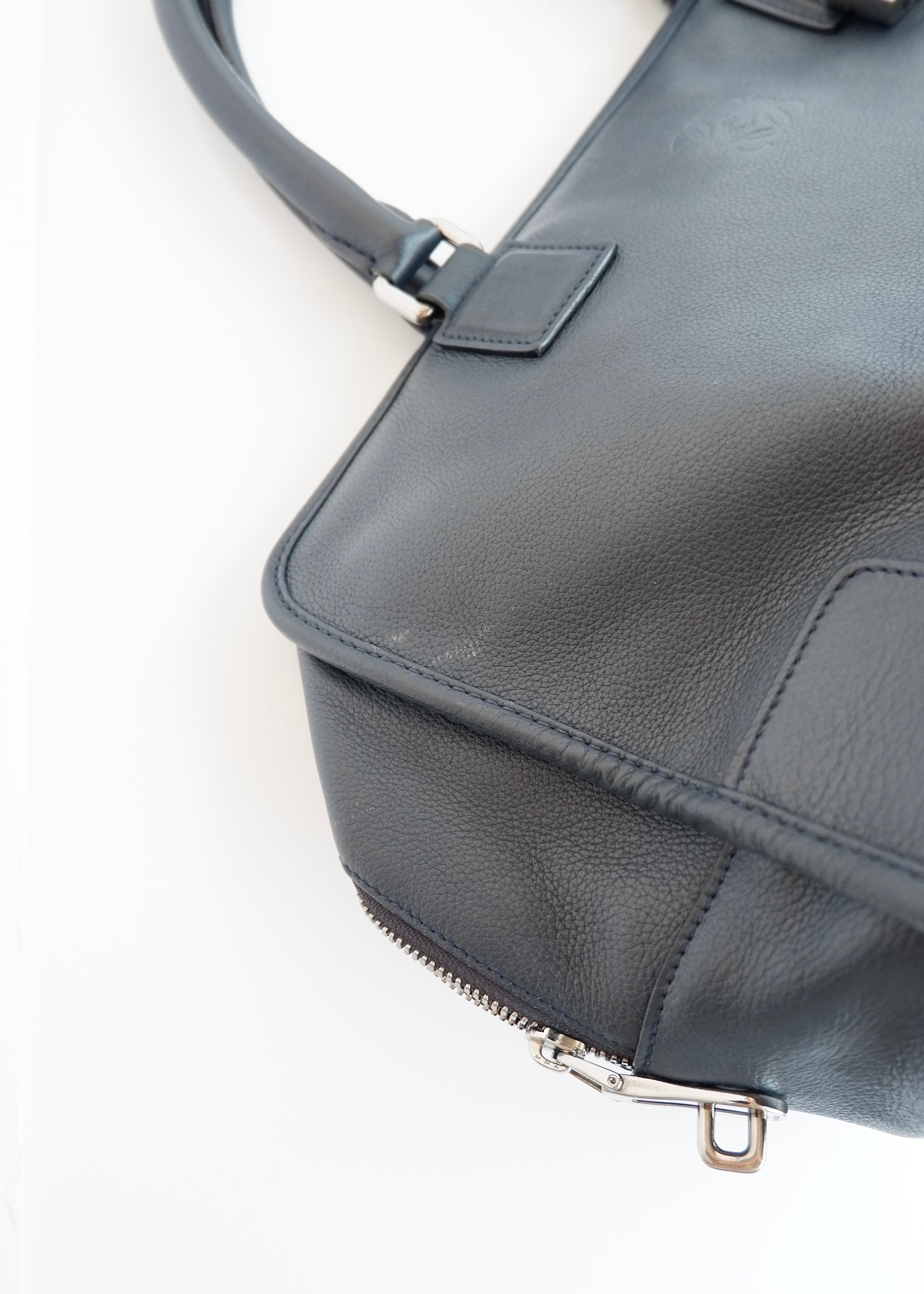 Sac à main Loewe Amazona authentique d'occasion en cuir bleu marine