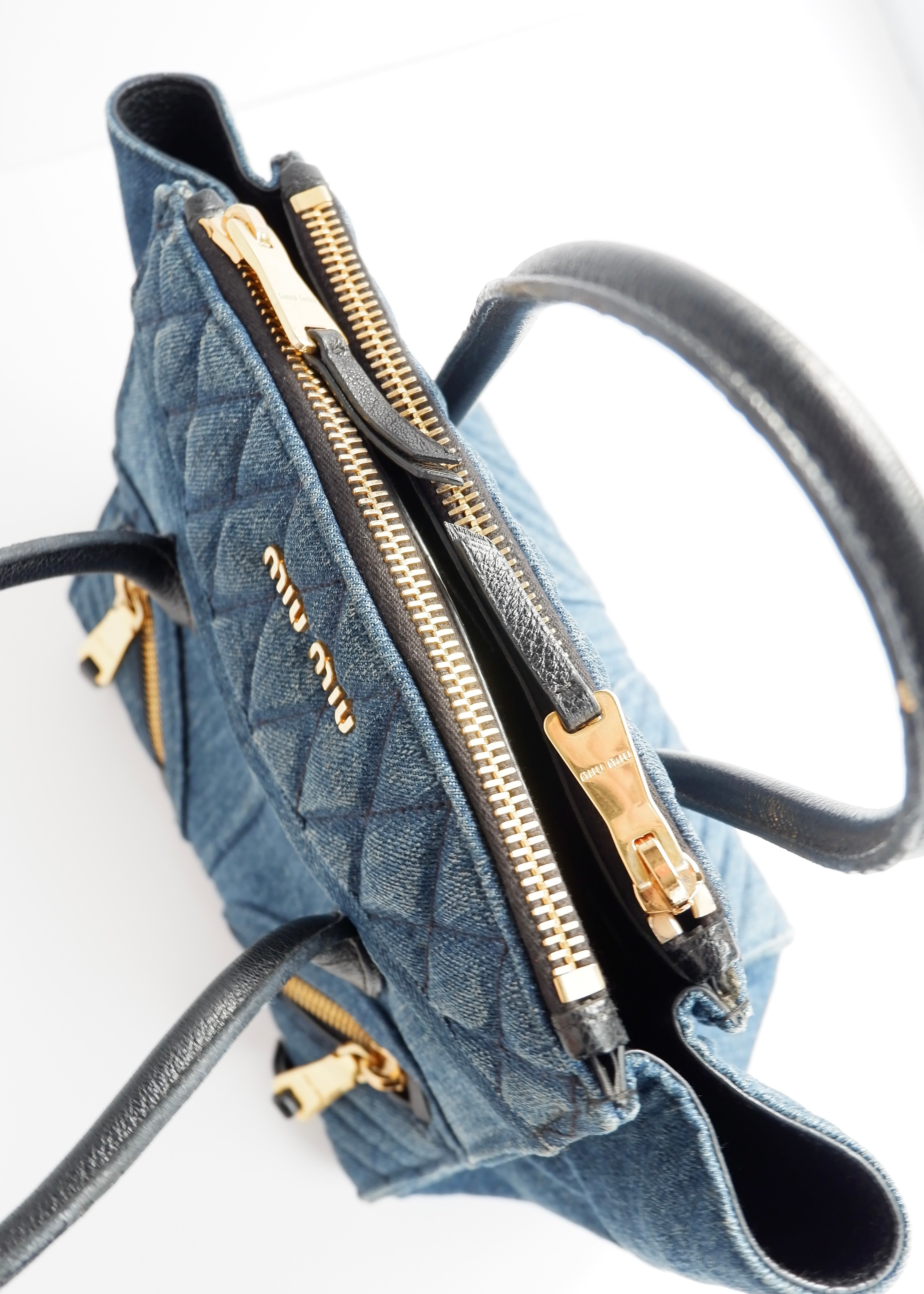 Sac Miu Miu authentique d'occasion en jean à poignée et à deux voies