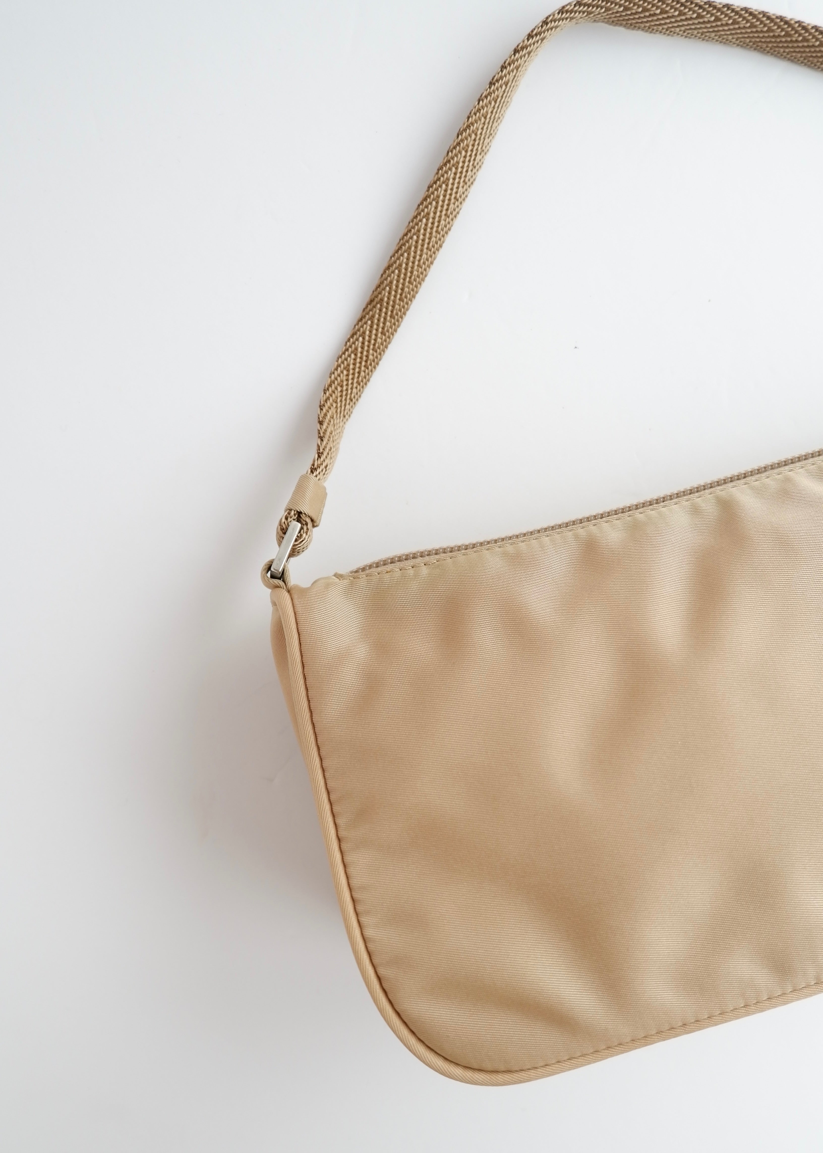 Authentique sac bandoulière Prada en nylon beige d'occasion