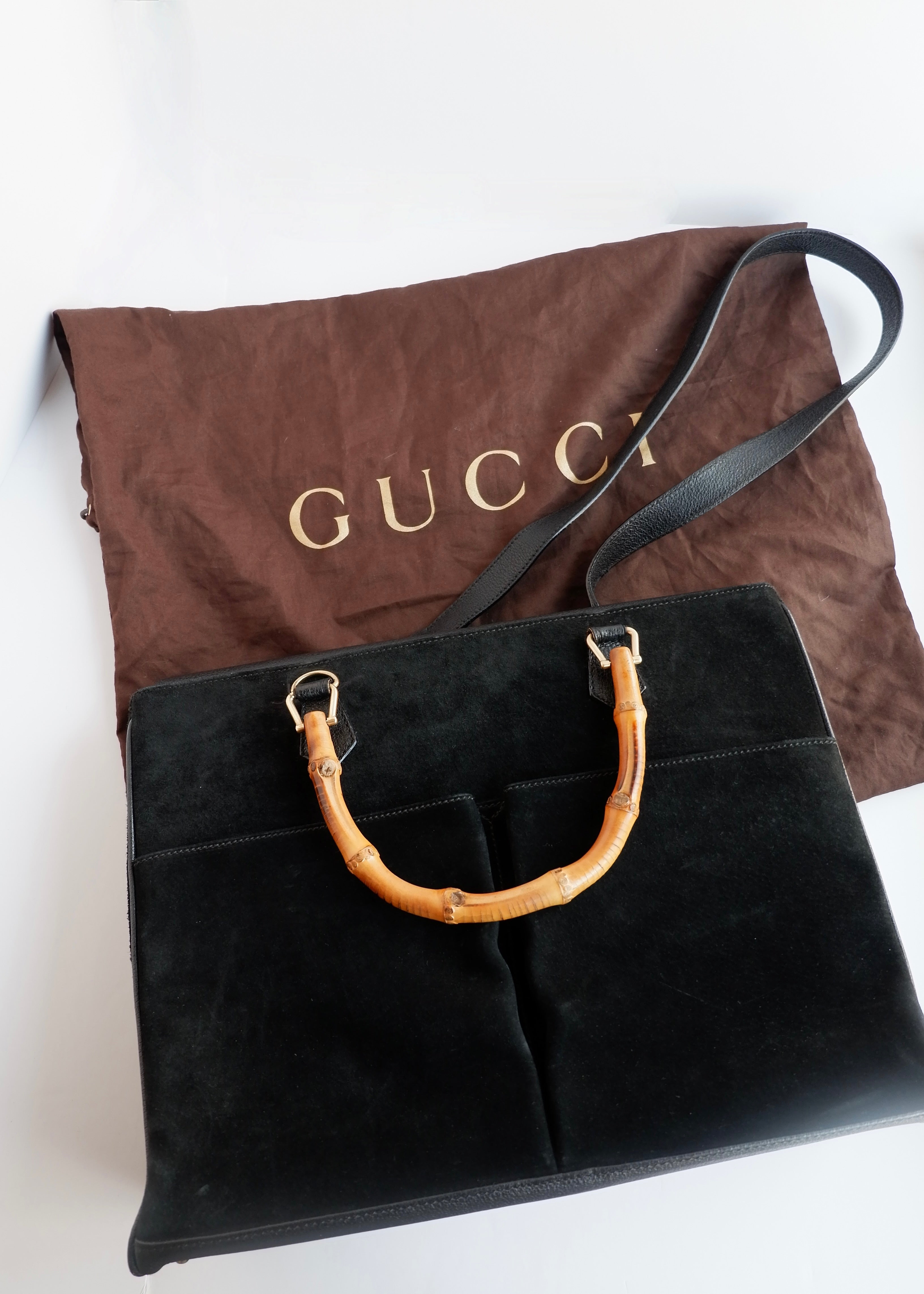 Authentique cabas Gucci vintage d'occasion en daim/cuir noir avec bambou, porté de deux façons