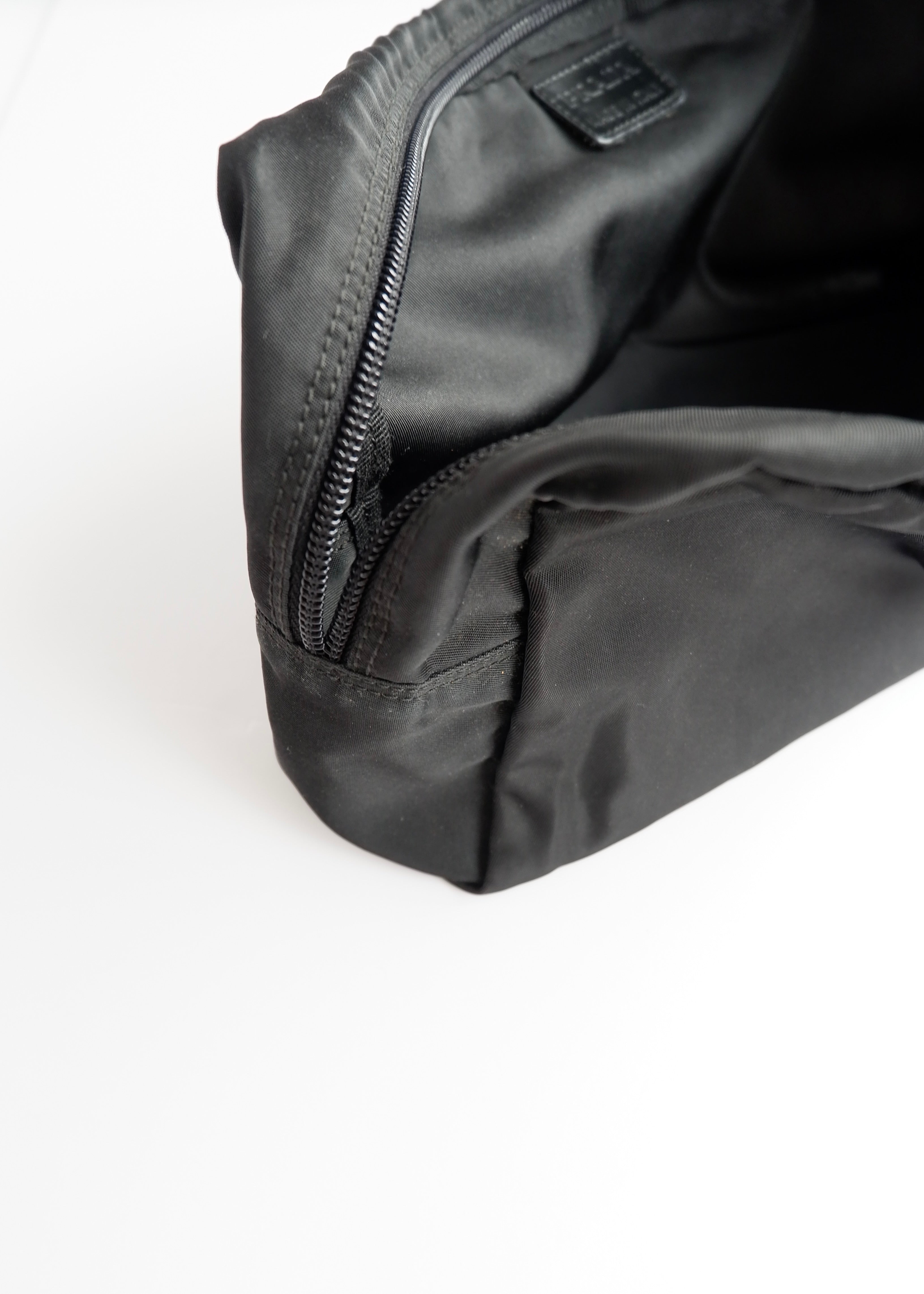 Authentique Pochette Prada Noire en Nylon Grand Modèle d'occasion
