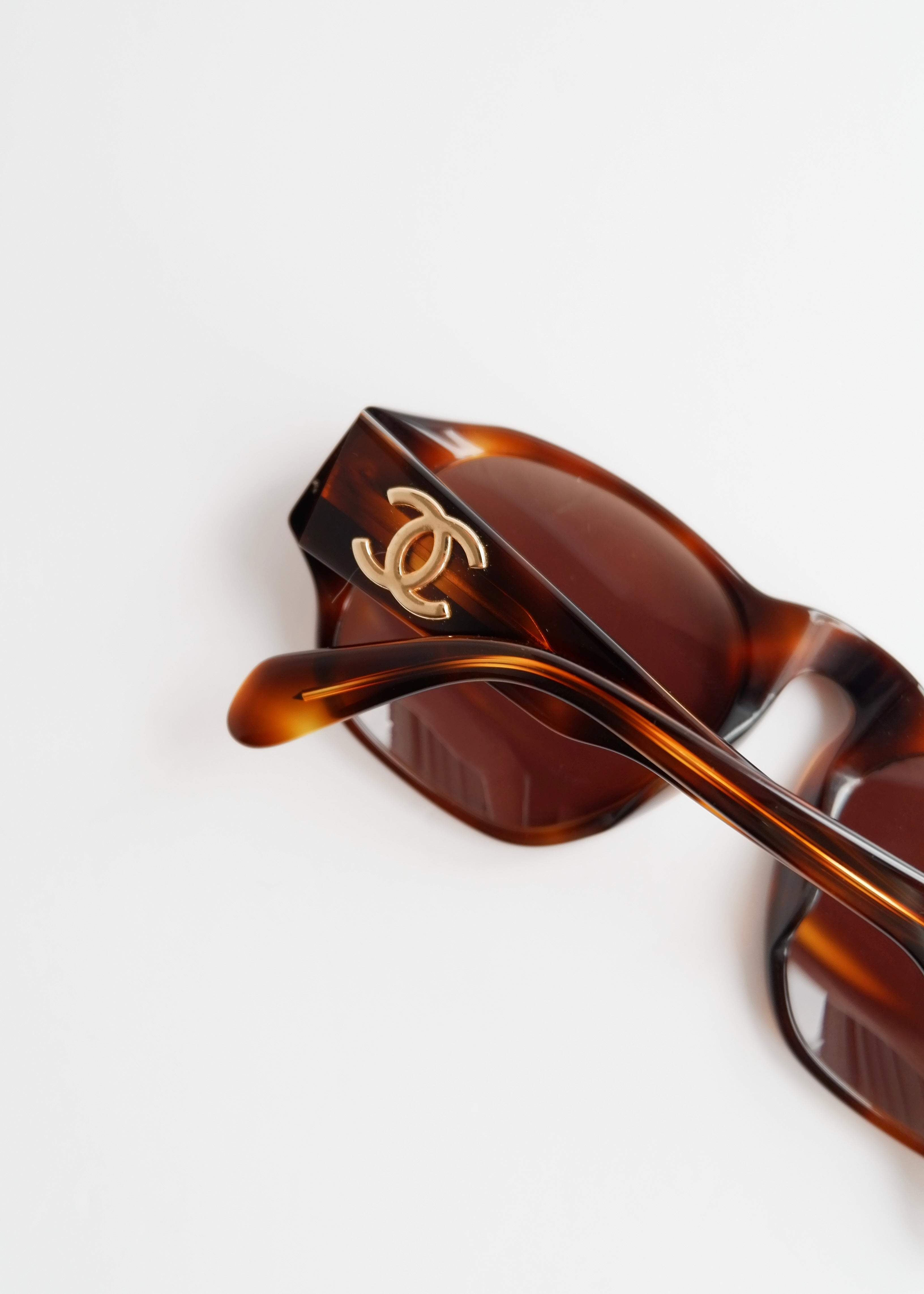 Preowned Chanel	Brown Tortoise CC Logo Sunglasses