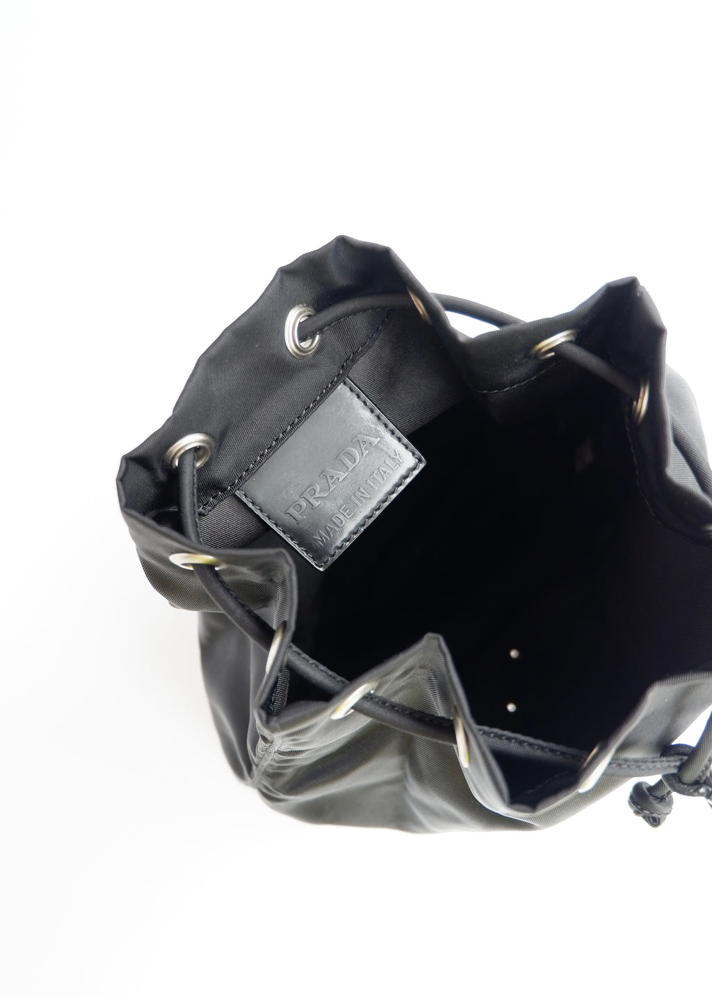 Authentique Pochette Prada en Nylon Noir avec Cordon de Serrage d'occasion