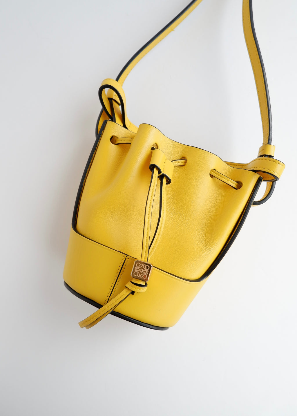 Authentique sac Loewe Balloon Nano en cuir jaune d'occasion
