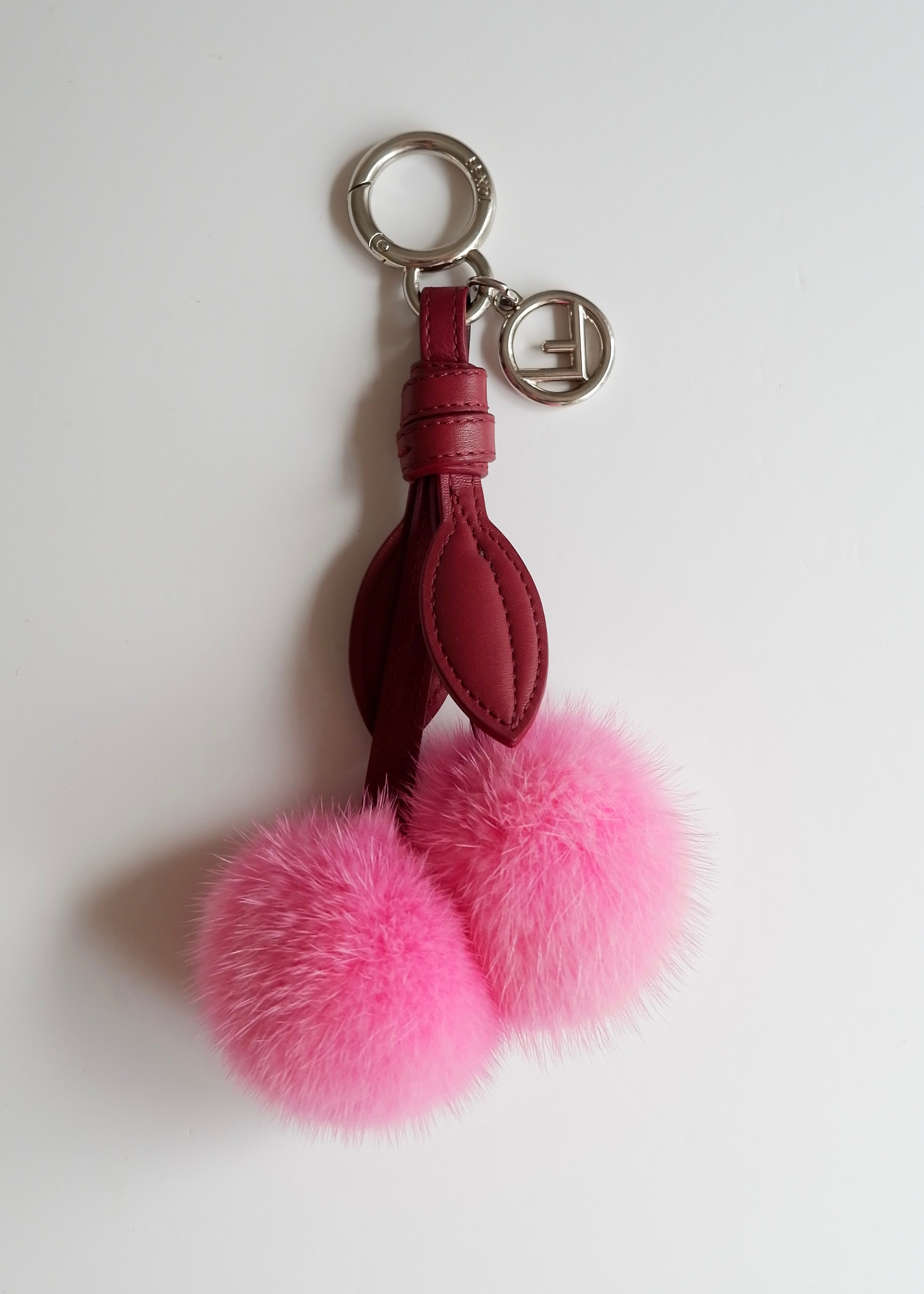 Authentique porte-clés de sac Fendi cerise en cuir et fourrure rose d'occasion