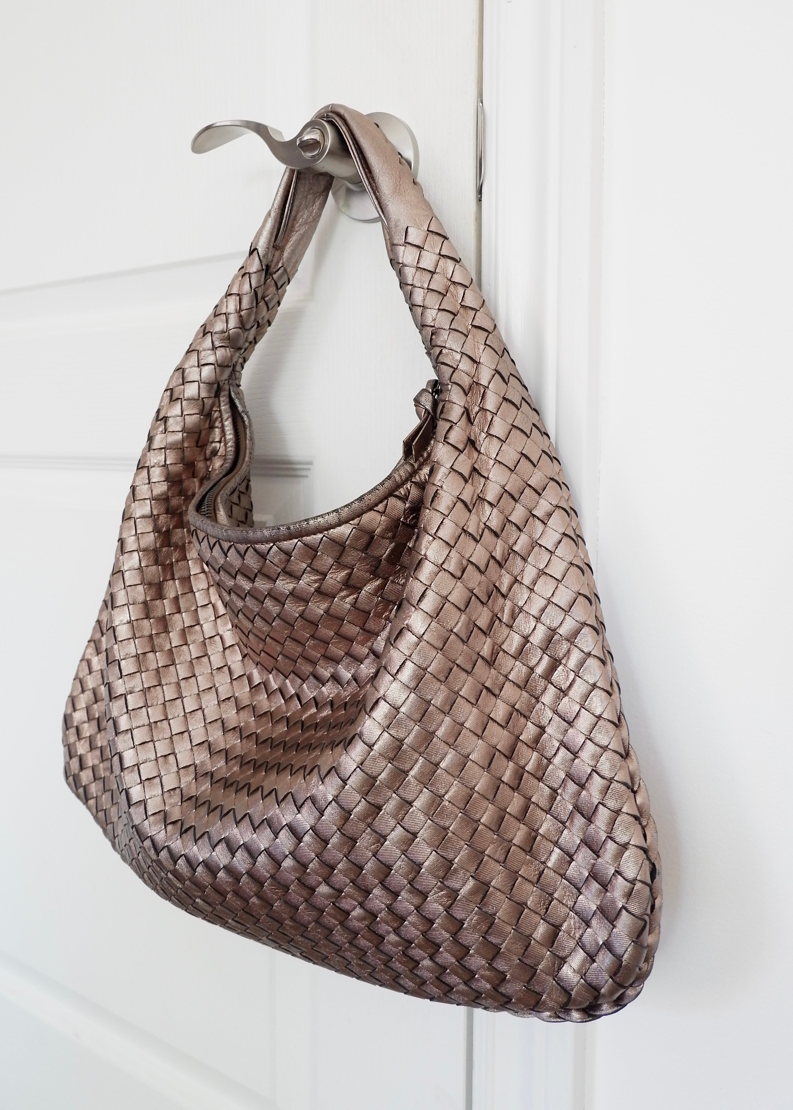 Sac porté épaule hobo Bottega Veneta Intrecciato en cuir bronze métallique d'occasion authentique