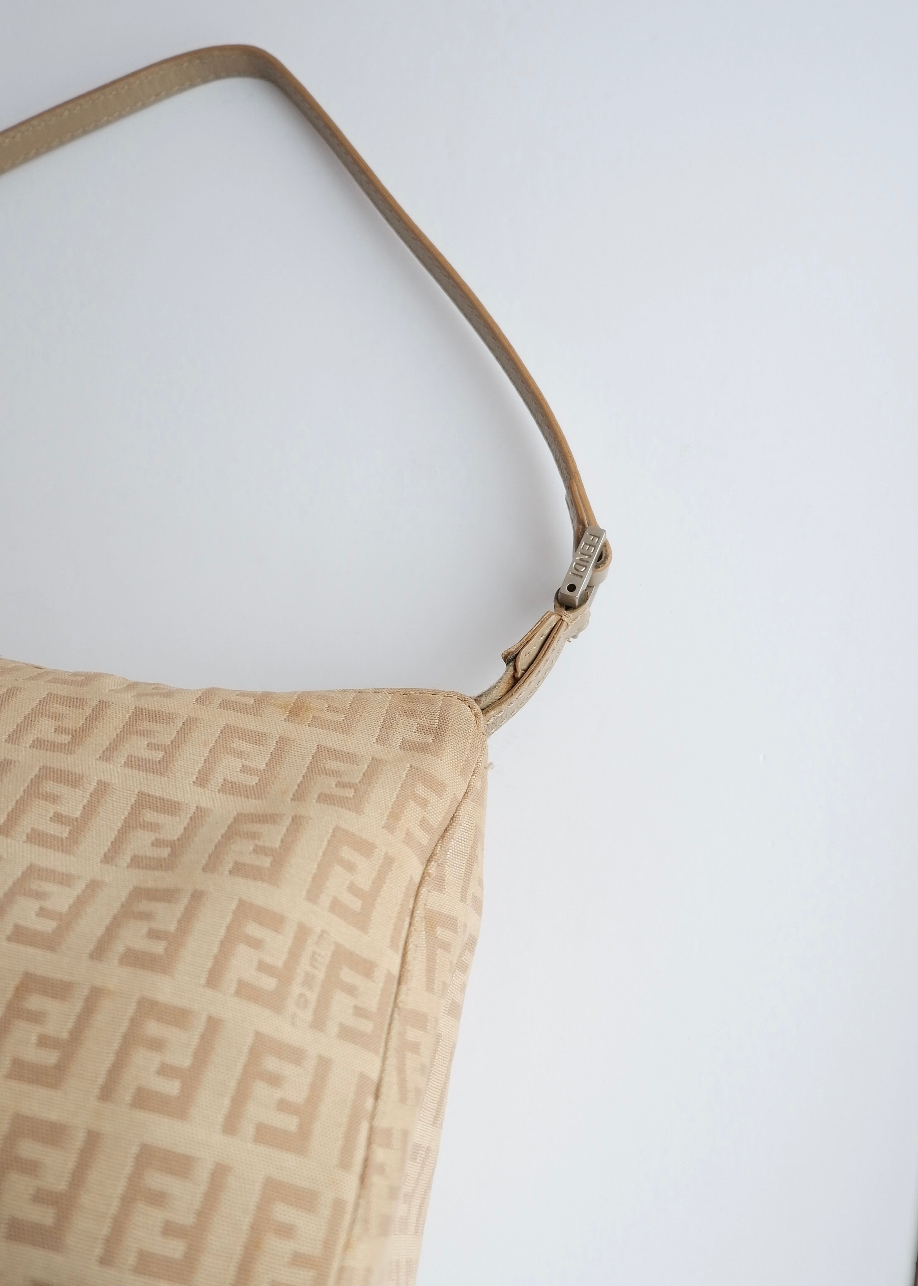 Authentique sac porté épaule Fendi Zucchino Pochette beige d'occasion